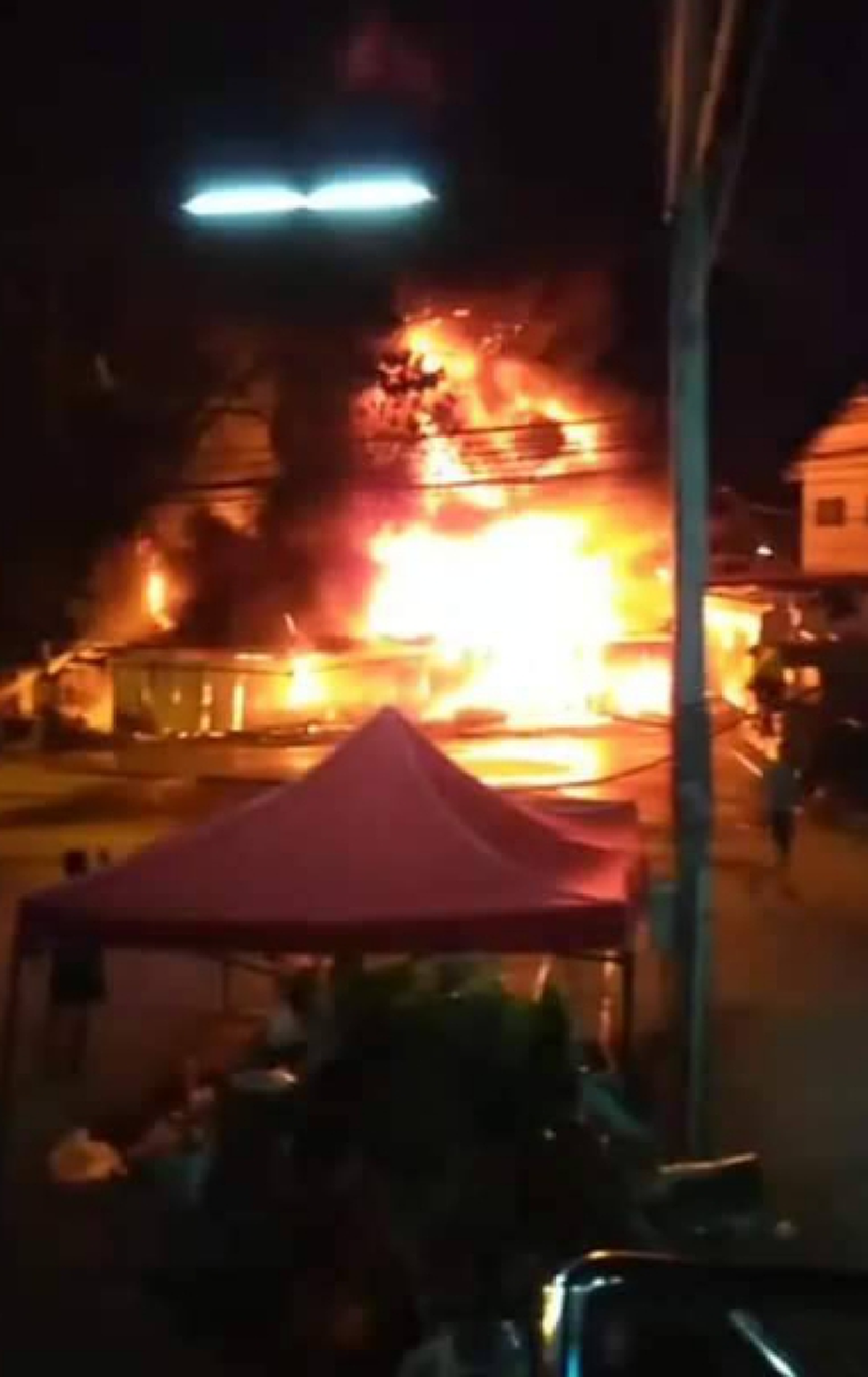 ด่วน ไฟไหม้หน้าตลาดอมก๋อย