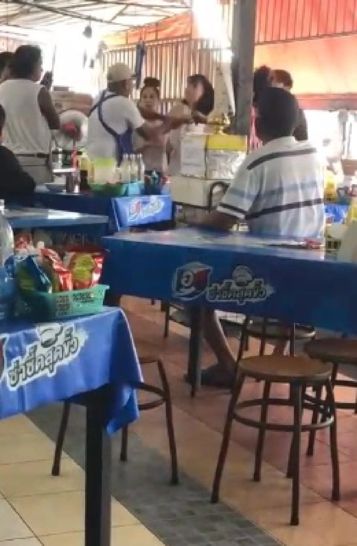 ร้านก๋วยเตี๋ยวดังสาดน้ำร้อนใส่ขาลูกค้าหลังโดนเร่งออเดอร์