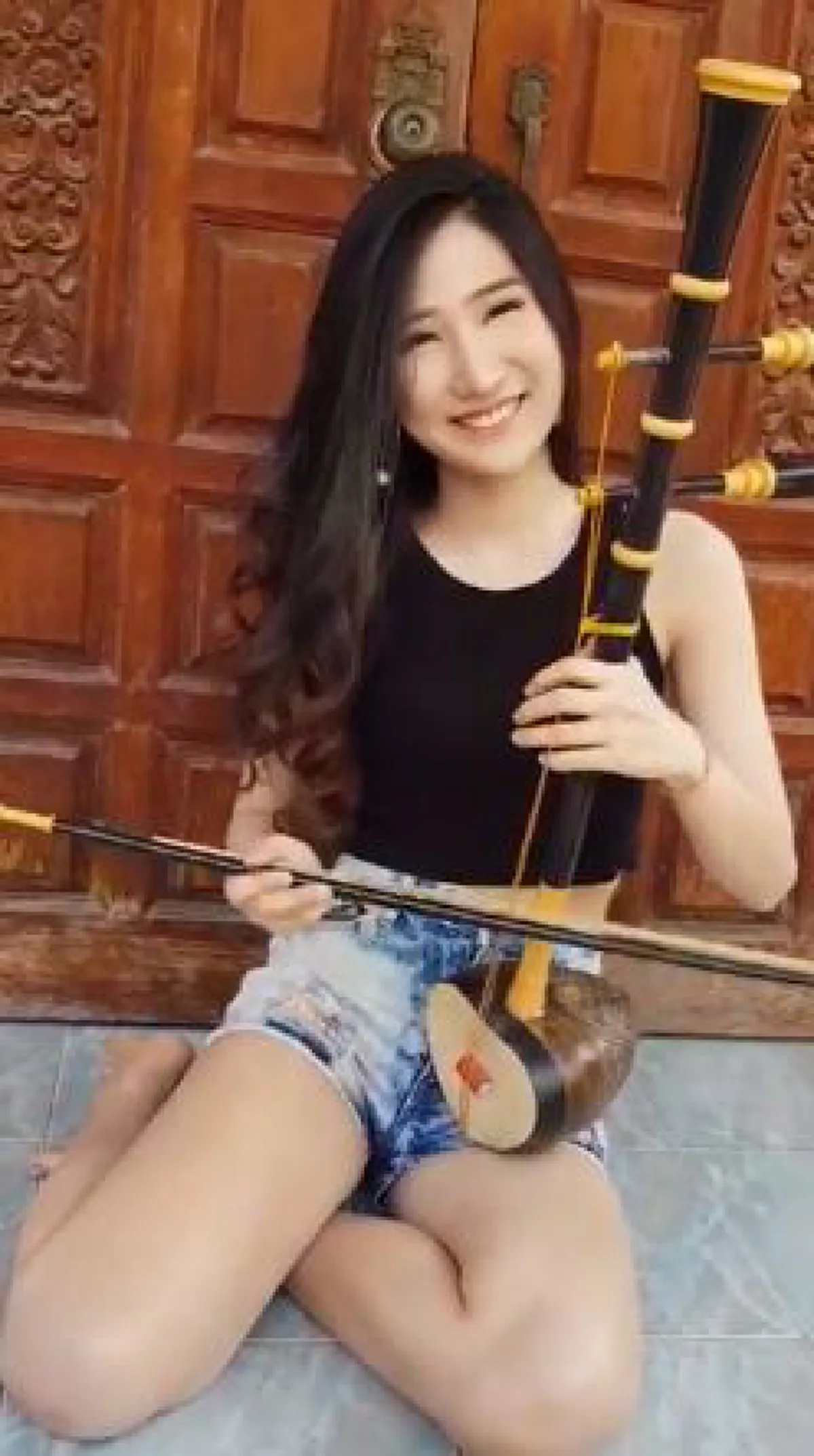 คืนเดียวทะลุล้านวิว !!! ฮือฮา สาวสวยสีซอเพลง "บุพเพสันนิวาส" ทั้งโซเชียลตะลึง!! ช่างไพเราะเหลือเกินออเจ้า (มีคลิป)