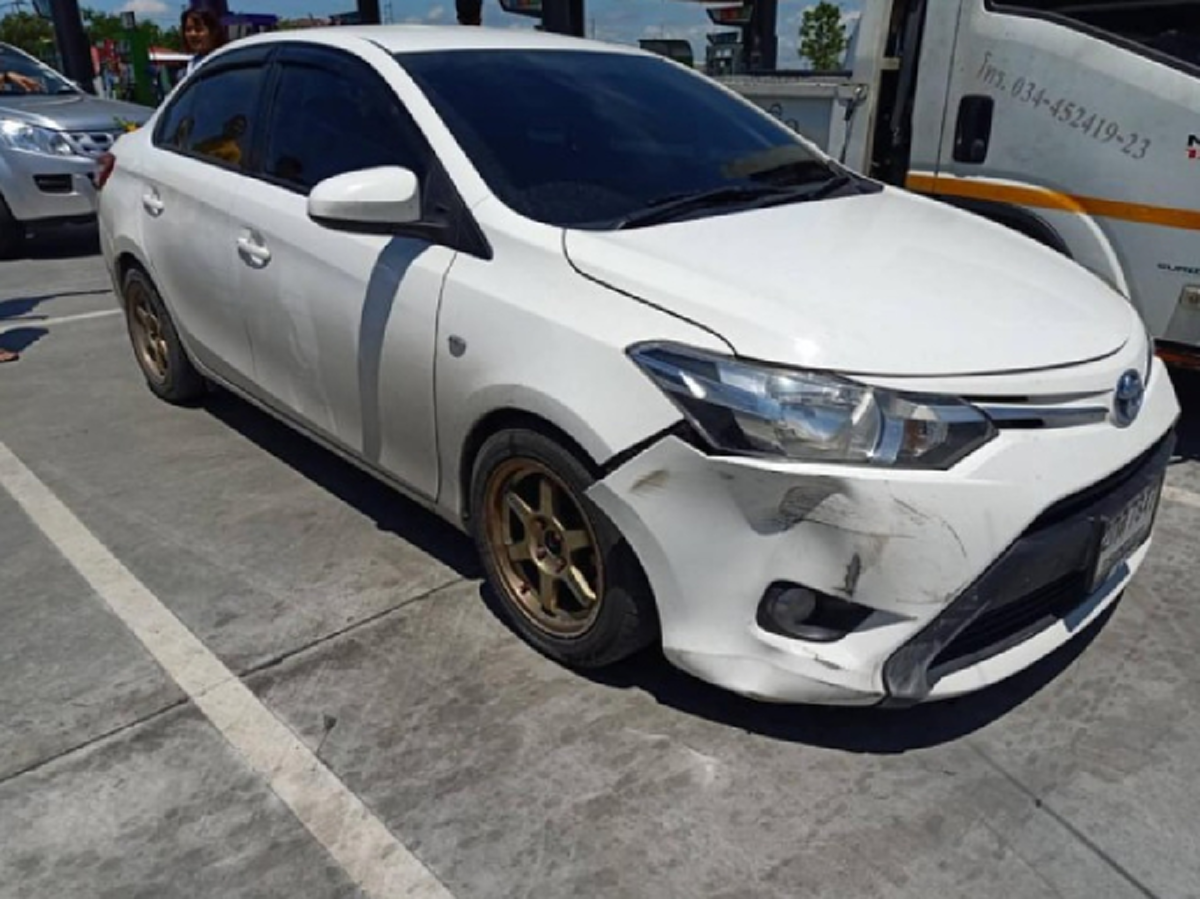 กระบะหัวร้อนไม่พอใจ คู่กรณีโทรเรียกประกัน เดินเข้าไปใส่ไม่ยั้ง