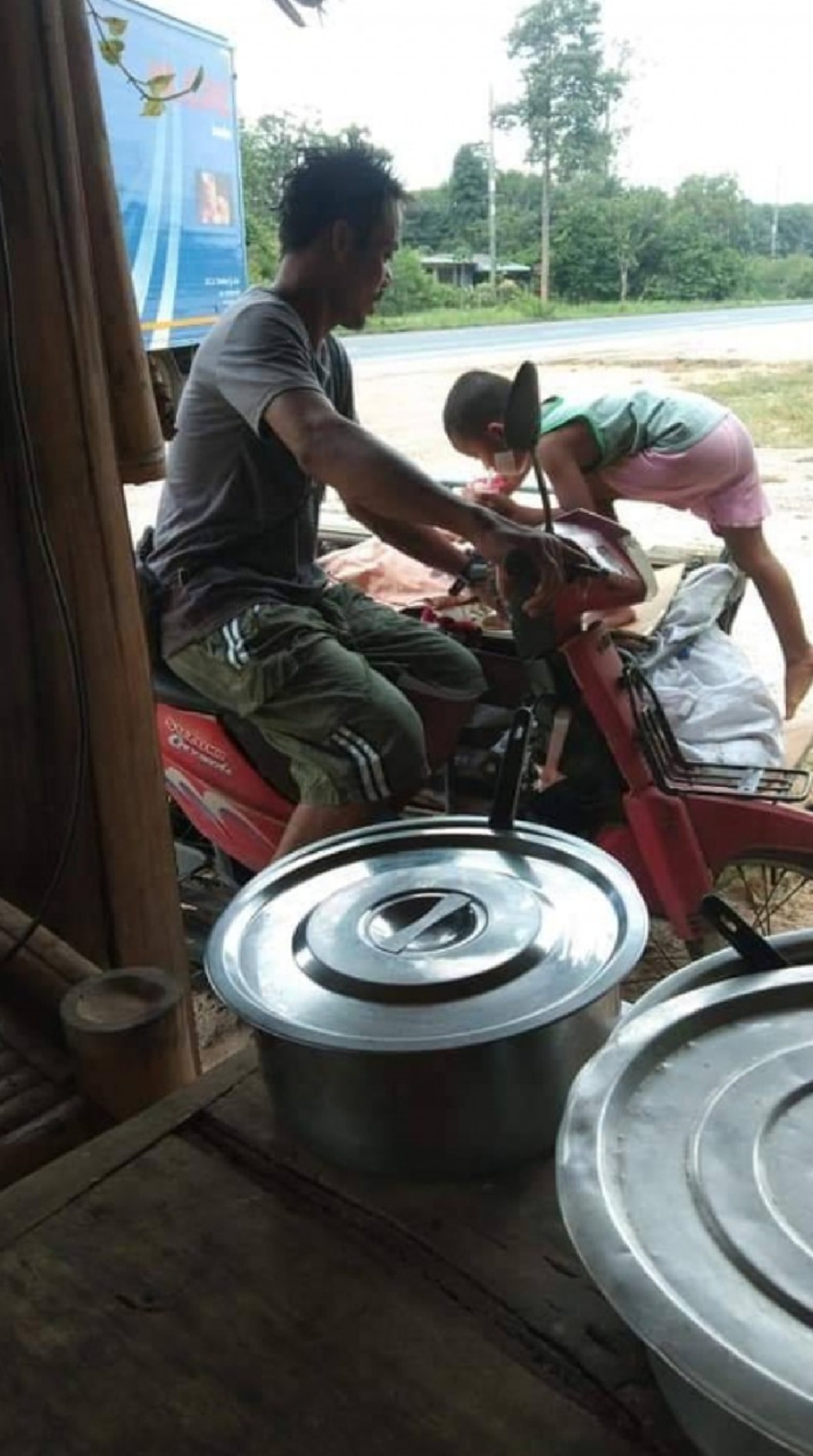 สองพ่อลูกโดนเมียทิ้งขี่รถพ่วงข้างกลับบ้านเกิด ล่าสุดมีคนอาสาพาไปส่งแล้ว