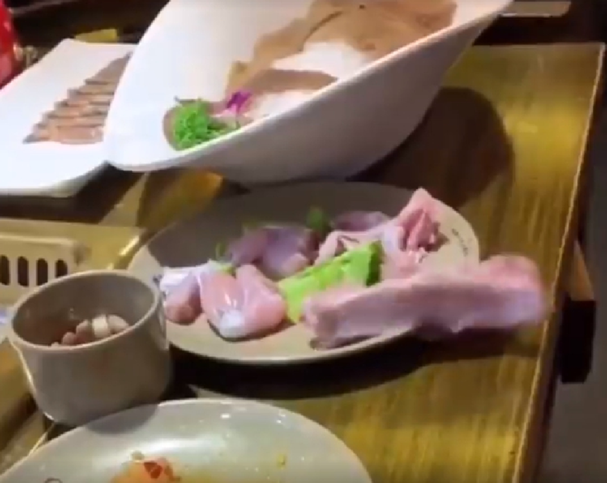ลูกค้ากรี๊ดสนั่น เนื้อไก่ซอมบี้ กระโดดออกจากจานต่อหน้าต่อตา