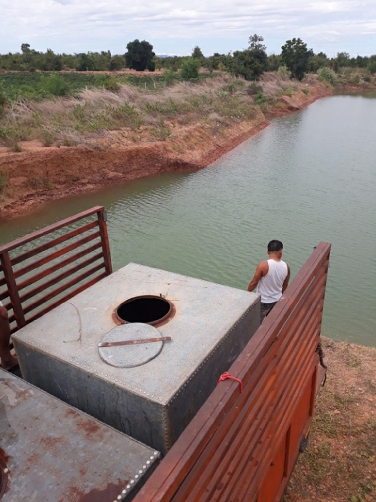 กำนันเมืองโคราช บรรทุกน้ำแจกลูกบ้าน