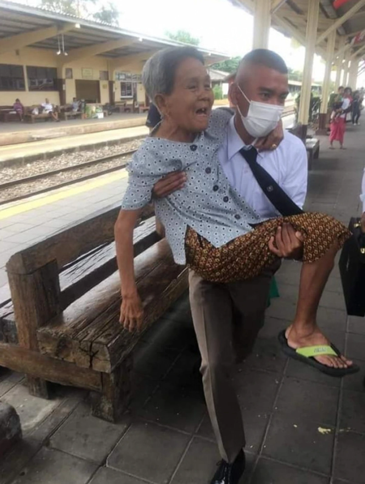 นักเรียนนายสิบอุ้มยาย