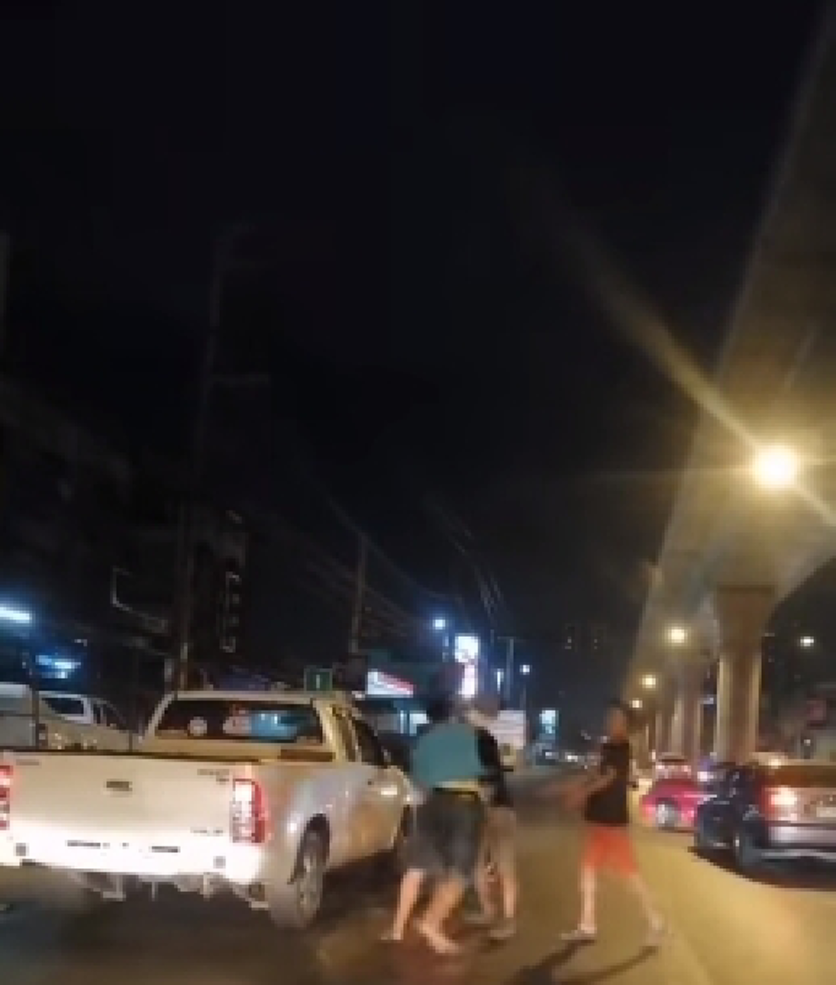 คลิปนาทีเดือด คนขับกระบะเปิดฉากต่อยรถจยย. กันกลางถนน สอยกันถึงขั้นสลบ