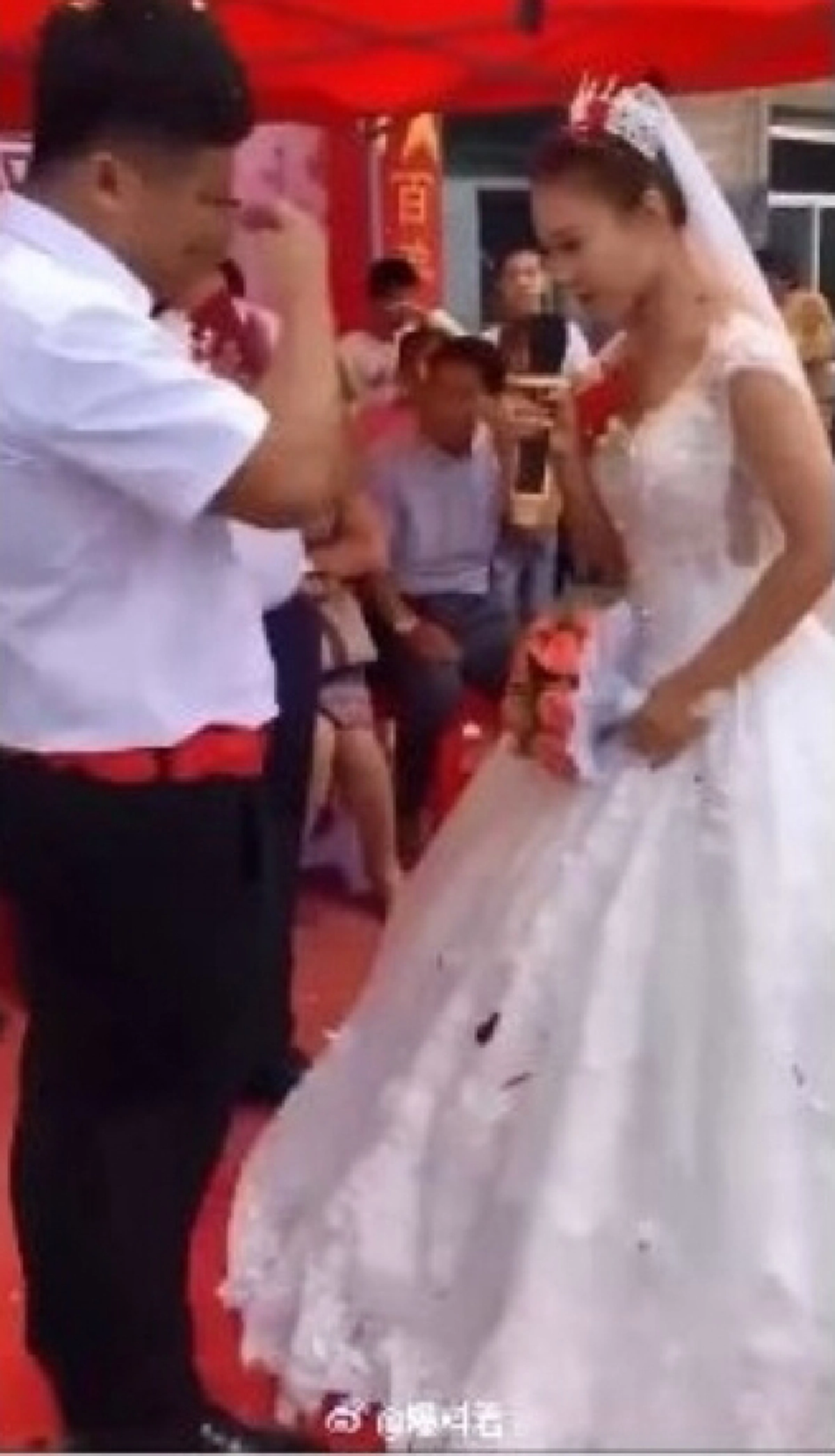 พี่ชาย หาภรรยาไม่ได้สักที น้องสาวเห็นใจ เสนอตัวเป็นเจ้าสาวให้เอง