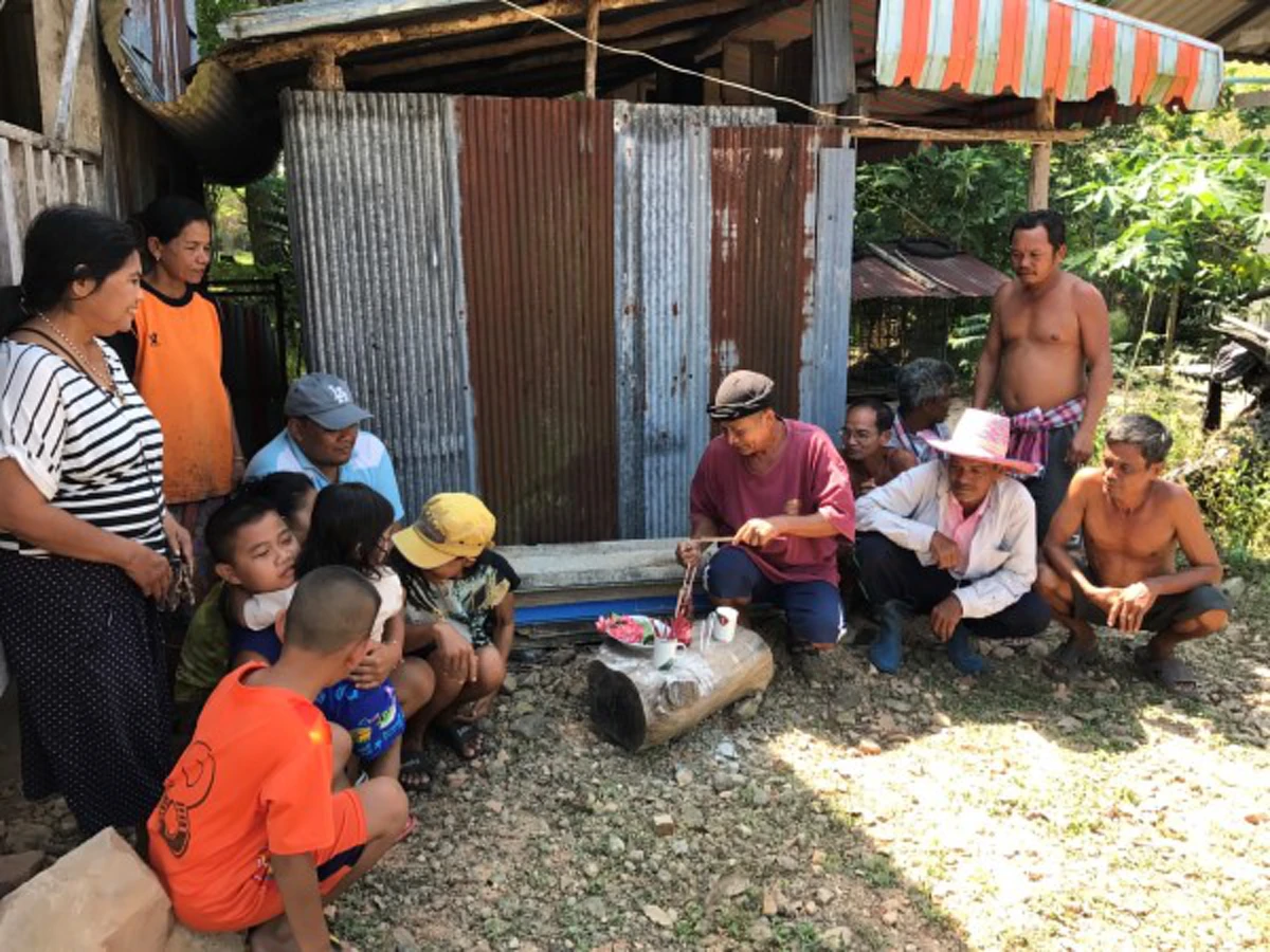#ถึงกับขนลุกซู่!! ชาวบ้านแห่ดู "งูจงอางยักษ์ 3 สี" โผล่บ้านลุงวัย55 "เห็นเลขเด็ดเต็มๆตา" ลือสนั่นพญางู พบตัวเท่าต้นมะพร้าว !!? (มีภาพ)