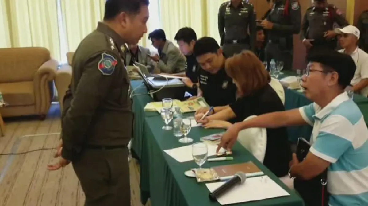 รวบให้หมด!!! ตร.ท่องเที่ยว นำกำลังบุกจับไกด์เถื่อนนับร้อย ระหว่างรวมตัวอบรม "วิธีเชือดนักท่องเที่ยว"!!! (มีคลิป)