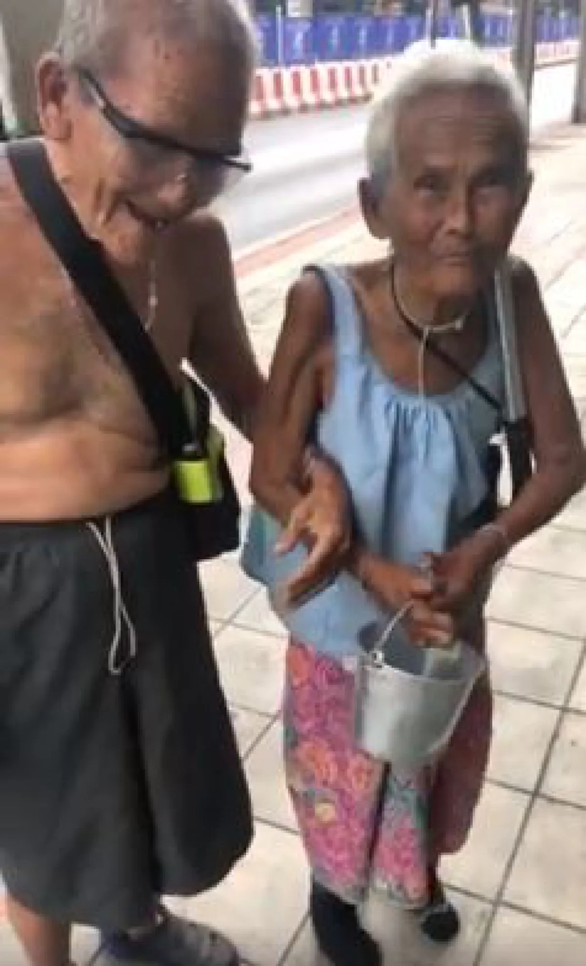 รักแท้มีอยู่จริง...ตายายพิการ หอบสังขารจูงมือเดินขอทานหาเงินเลี้ยงลูกเป็นอัมพาต เห็นแล้วปวดใจชีวิตคนเรามันไม่เท่ากัน! (มีคลิป)