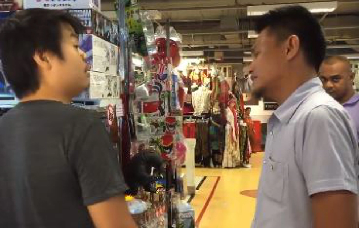 มึงถอนคำพูดเลย !!! ชายอ้างมาจับลิขสิทธิ์ เจ๊เดือดจัด ชี้หน้าด่าไฟแล่บ สุดท้ายวงแตกกระเจิง! (มีคลิป)
