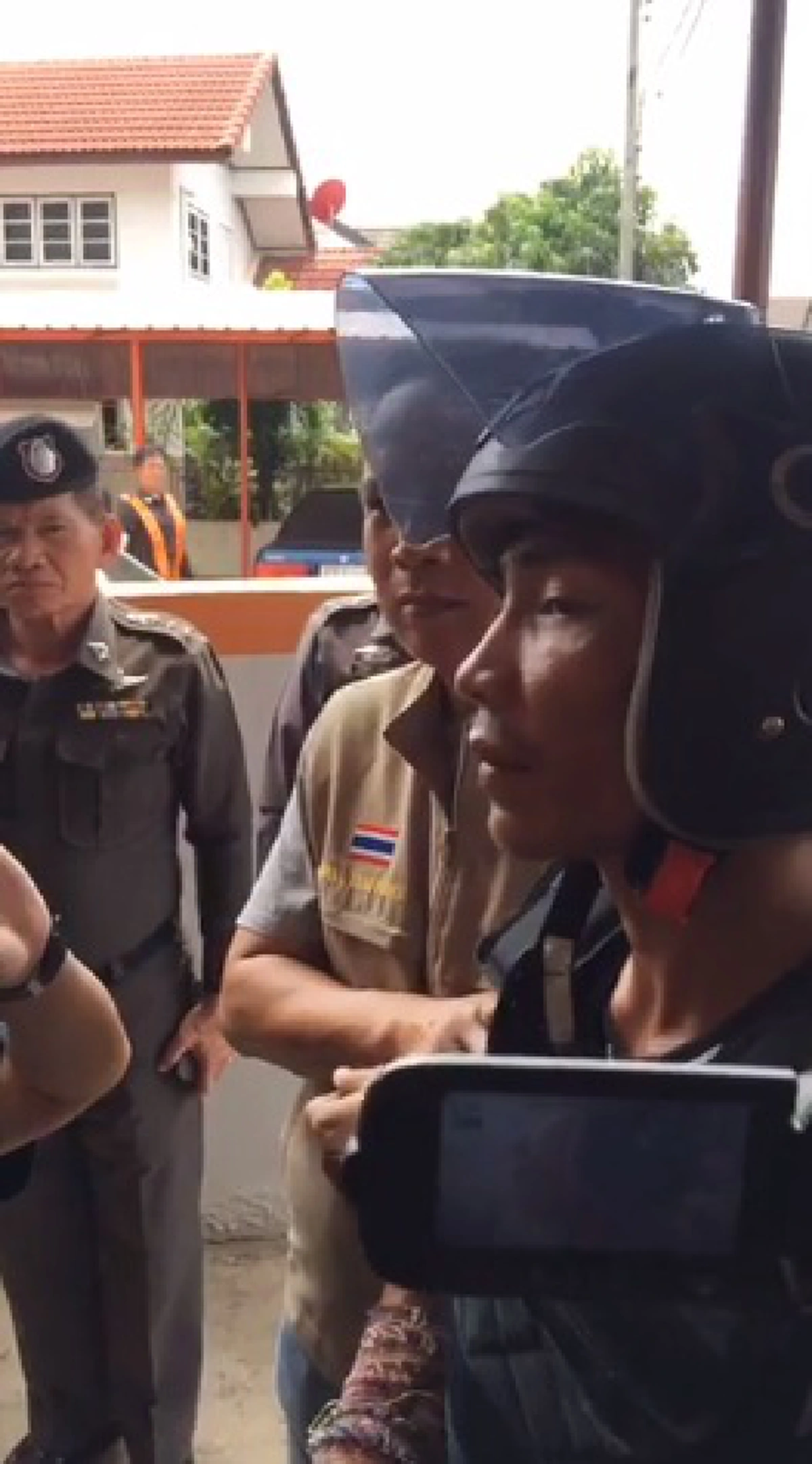 ฟังแล้วสุดทน เปิดเสียงสารภาพ !! “น๊อต” เล่านาทีฆ่า “น้องรัน” เผยฆ่าผู้ตายในห้อง ก่อนเผาแล้วฝังดิน รู้จักกันแค่ 1 วัน ใช้มีดแทงกว่า 10 ครั้ง