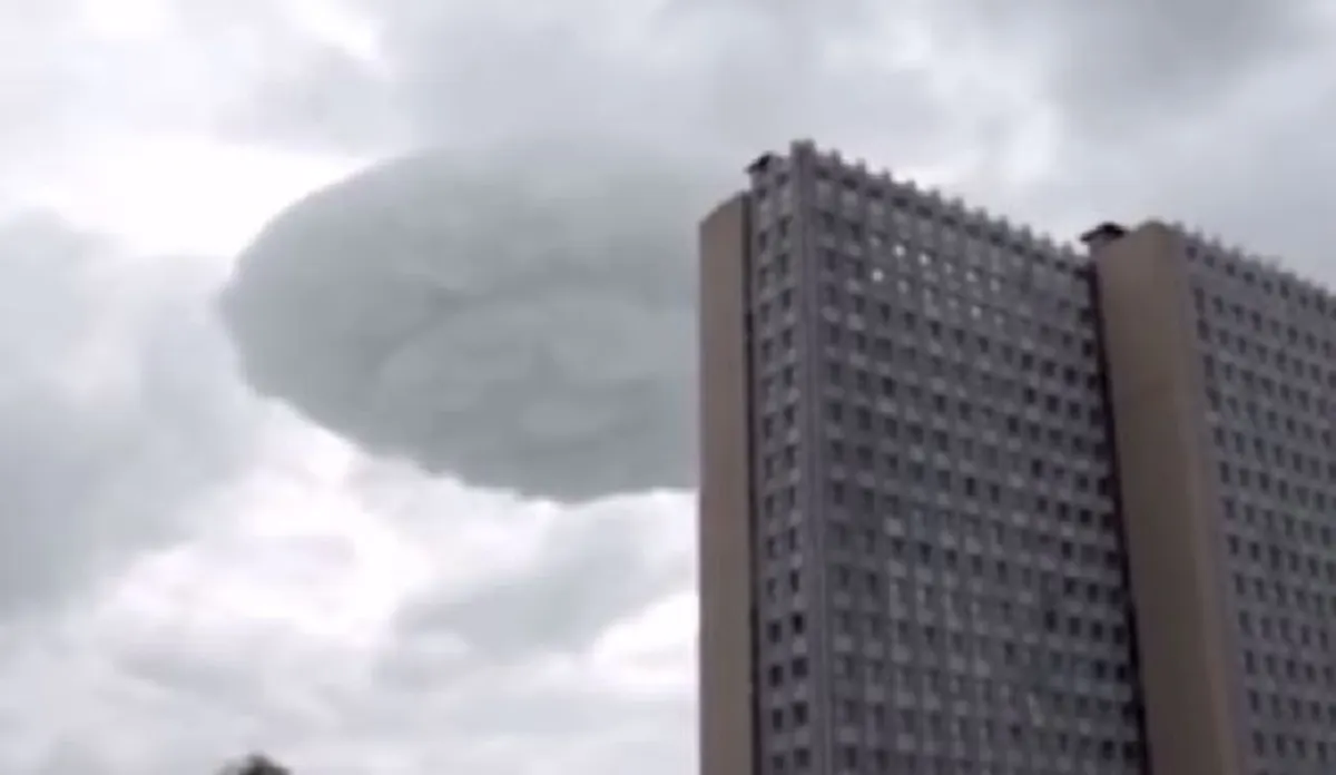 ฮือฮา! เมฆยักษ์โผล่กลางเมืองรูปร่างเหมือนจานบินเป๊ะ เหตุการณ์อย่างกับในหนัง! (คลิป)