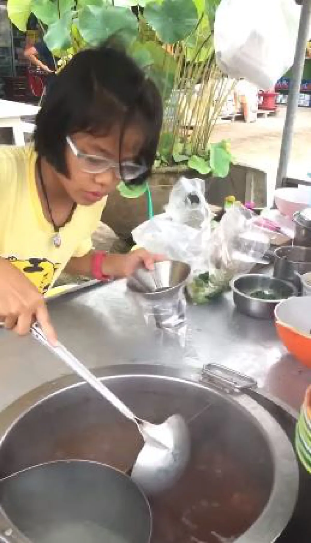 หนูเก่งมากๆลูก เด็กหญิงวัยประถมเปิดร้านก๋วยเตี๋ยวแทนแม่ที่นอนป่วย อายุแค่นี้หาเงินได้ด้วยตัวเอง! (คลิป)