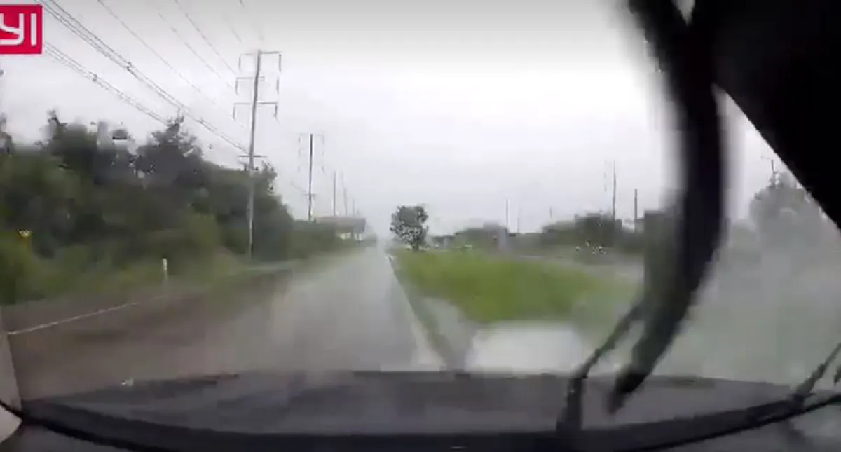 เสียงหวีดร้องระงม คลิปจากในรถอุทาหรณ์ฝนตกแต่ขับเร็วเสียหลักพุ่งขึ้นเกาะกลางกระแทกต้นไม้ (คลิป)