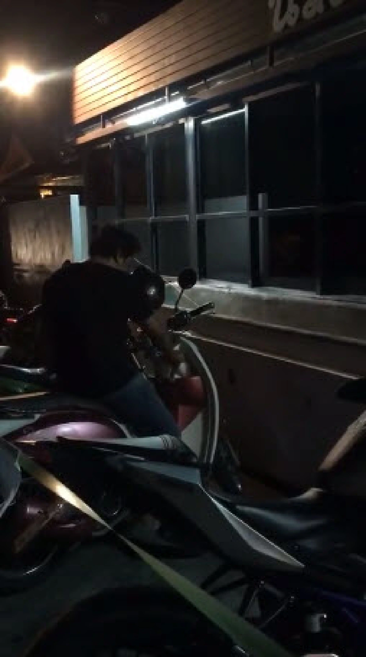 เตือนภัยระทึก!! สาวเจอคนงัดรถตัวเองต่อหน้าต่อตา เล่าวินาทีสติหลุดร้องให้คนช่วย ถึงตัวคนร้ายบอก "พี่ว่ารถน้องสตาร์ทไม่ติดแล้วแหละ" (มีคลิป)