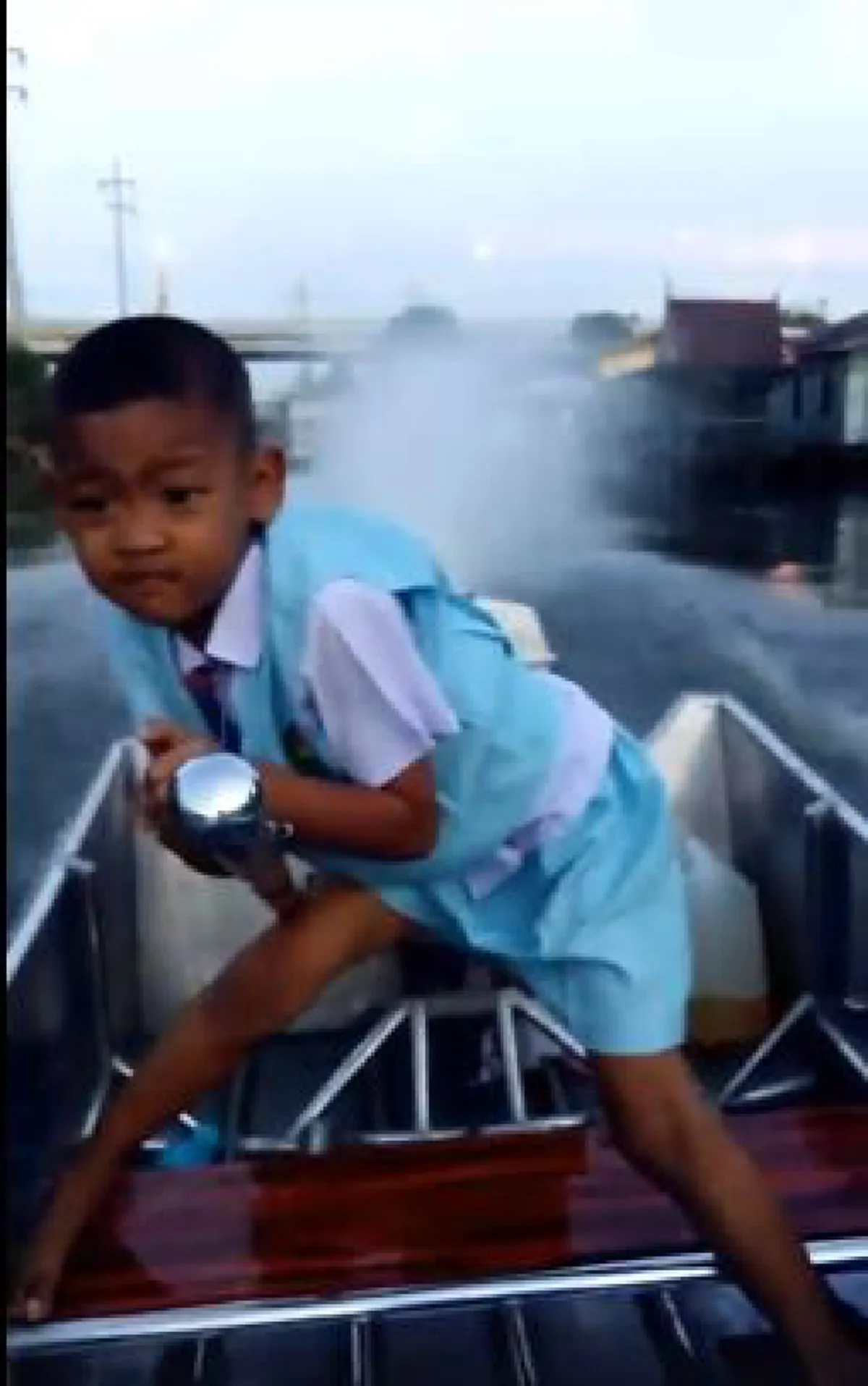 เจ้าหนู5ขวบโชว์ลีลาบังคับหางเสือสุดซิ่ง ขับเรือพุ่งฉิว สีหน้ามุ่งมั่น ถูกใจชาวโซเชียล! (คลิป)