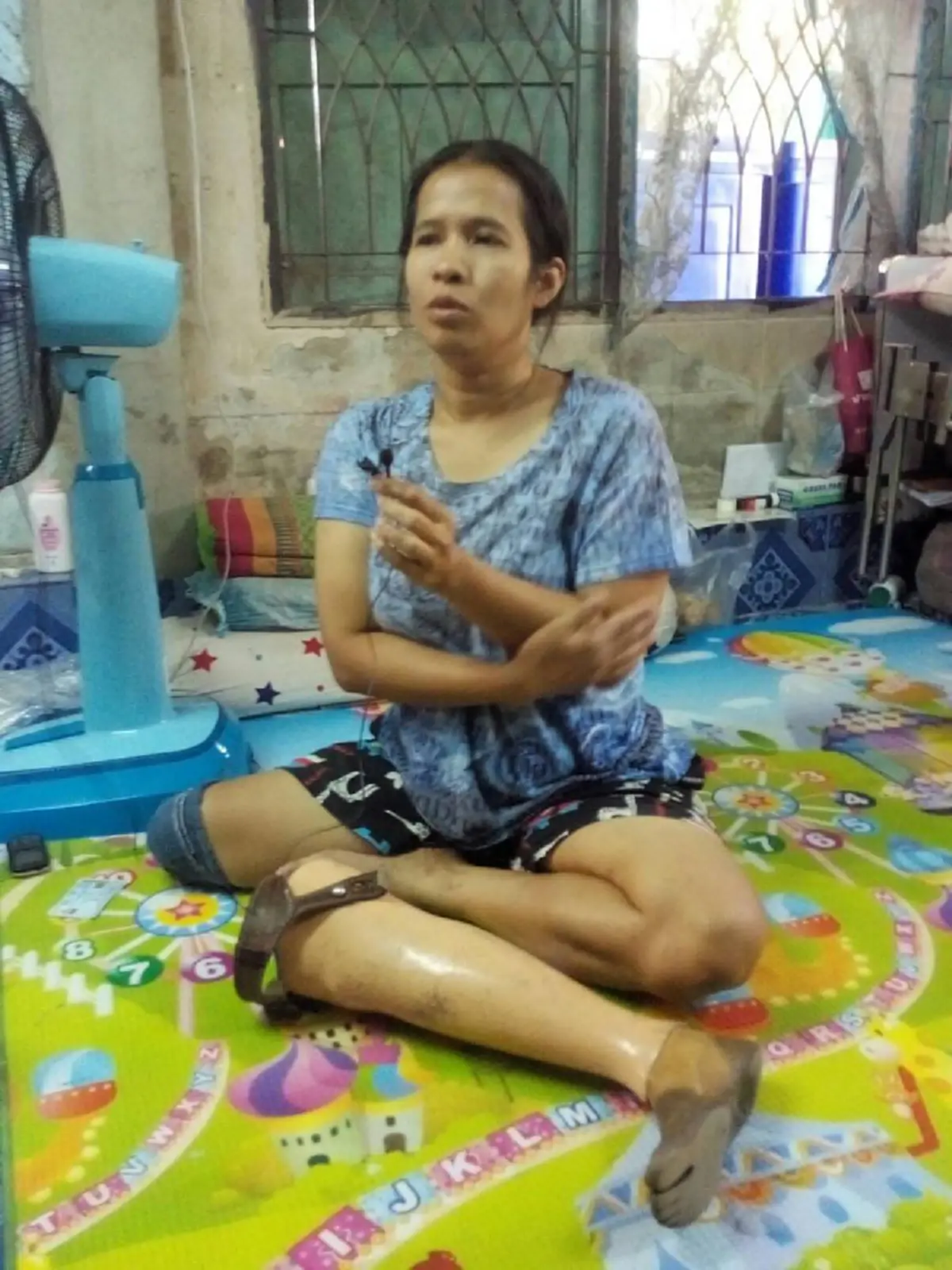 สาวขาขาดสู้ชีวิต ร้อยพวงมาลัยเลี้ยงลูก-สามีป่วยมะเร็งระยะสุดท้าย เผยปมชีวิตสุดเวทนาก่อนและหลังขาดขา 1คน สู้เพื่ออีกหลายชีวิตที่รอคอย (คลิป)