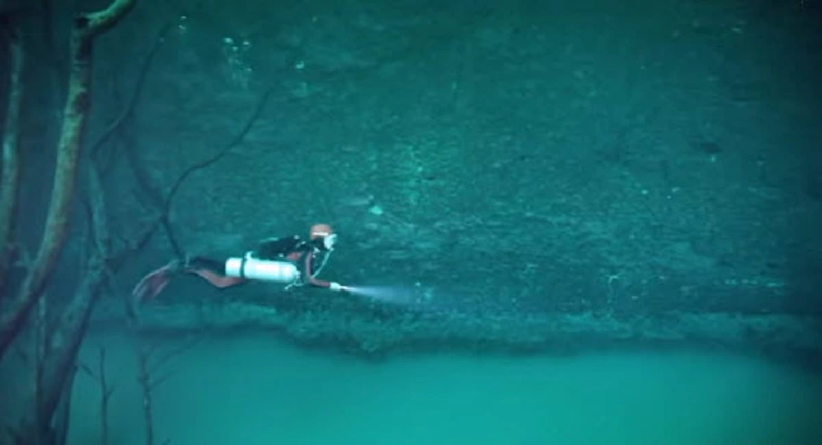 ฮือฮา!! พบ "แม่น้ำซ่อนอยู่ในแม่น้ำ" สิ่งอัศจรรย์แห่งเดียวของโลก แต่เมื่อมองใกล้ๆอัศจรรย์หนักกว่าไปอีก!! (คลิป)