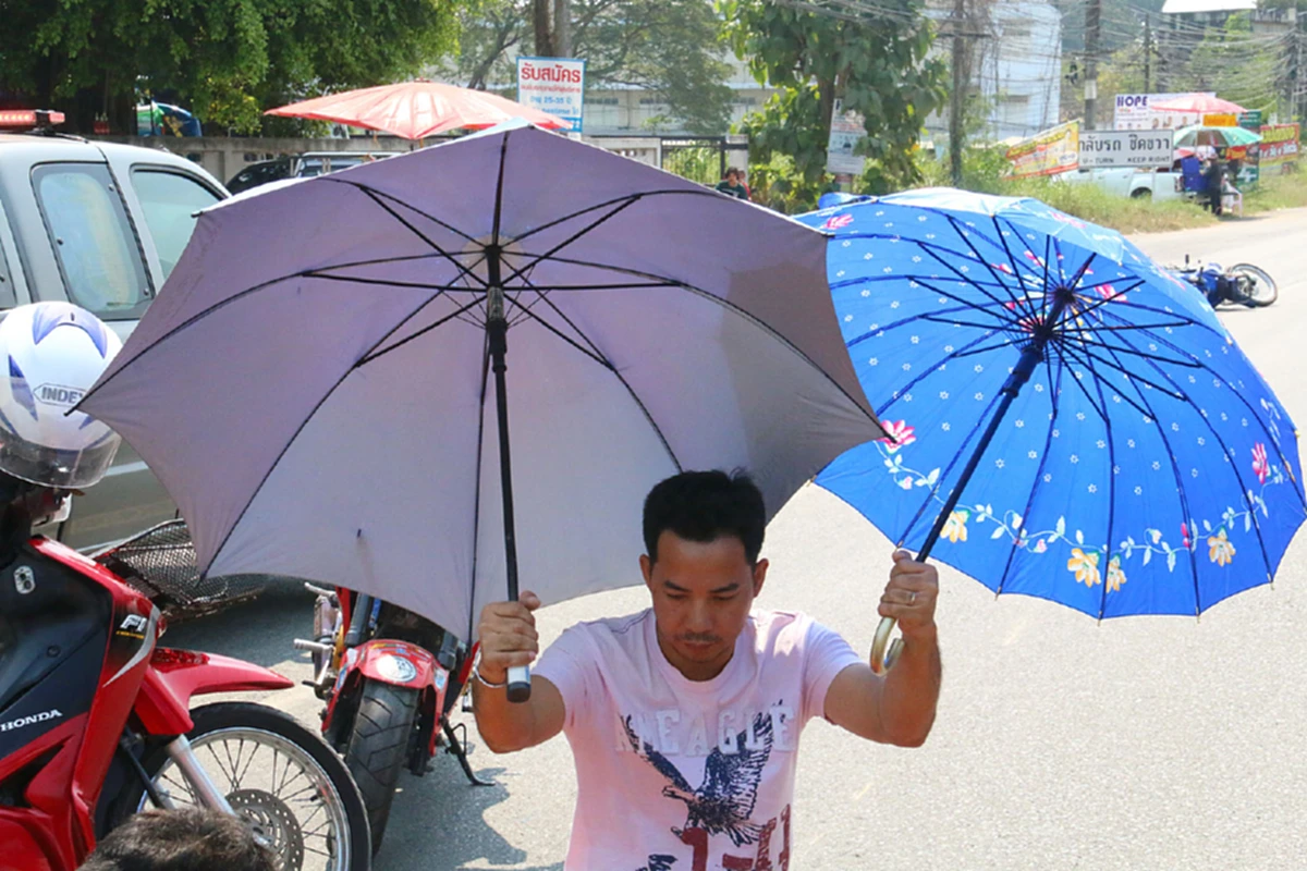 แชร์ไปรัวๆ!! "หนุ่มใจหล่อ" ยืนตากแดดกางร่ม ให้สาวถูกรถชนเลือดอาบ พอหันหน้ามาเท่านั้นแหละ กรี๊ดสนั่น!!