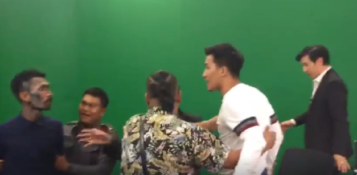 หวิดวางมวยกลางรายการ!!! นาที "เสี่ยโป้" ลุกขึ้นเตรียมซัด "เบิร์ด ลายพราง" หลังออกรายการเคลียร์ประเด็นเดือด "เก่ง ลายพราง" !!! (มีคลิป)