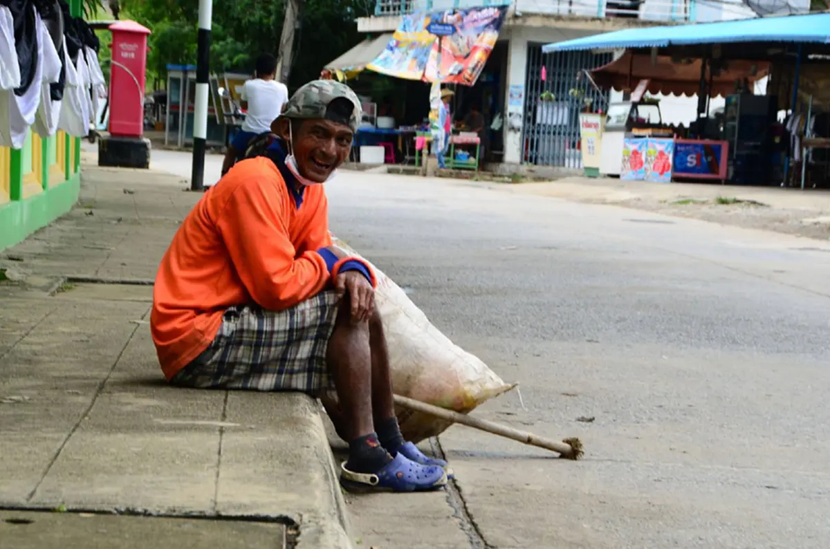 ดูลุงไว้เป็นตัวอย่าง!! ใครกำลังท้อแท้และสิ้นหวัง ลุงพิการสู้ชีวิต เก็บของเก่าแลกข้าวไปวันๆ ไม่เคยโทษโชคชะตา!!