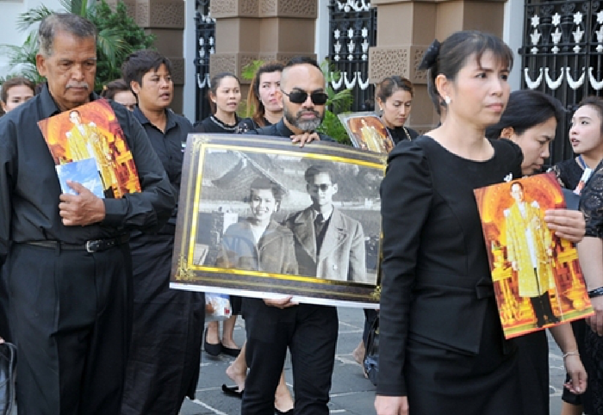 ยิ่งใกล้วันยิ่งใจหาย !!! พสกนิกรหลั่งไหลเข้าถวายสักการะพระบรมศพ รัชกาลที่ ๙ ก่อนปิด ๓๐ ก.ย. นี้ !!! ธ สถิต ณ แดนสรวง