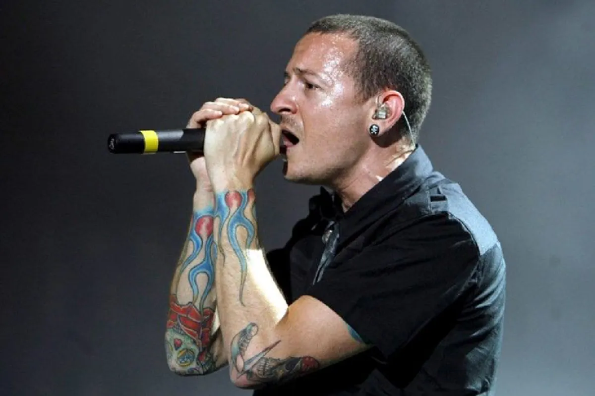 เปิดประวัติชีวิตแสนเศร้า นักร้องนำวง "Linkin Park" เบื้องหลังชีวิตครอบครัวสุดขมขื่น เผยจุดต่ำสุดของชีวิตก่อนตัดสินใจลาโลก!!