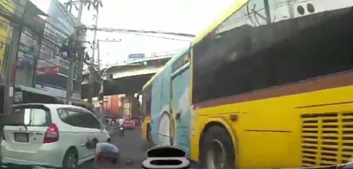 หวาดเสียวสุดๆ !!! คลิปวินาทีรถเมล์สาย207เบรคแตกพุ่งชนรถติดไฟแดง แยกบางกะปิ จยย.สติดีหลบทันรอดหวุดหวิด (ชมคลิป)