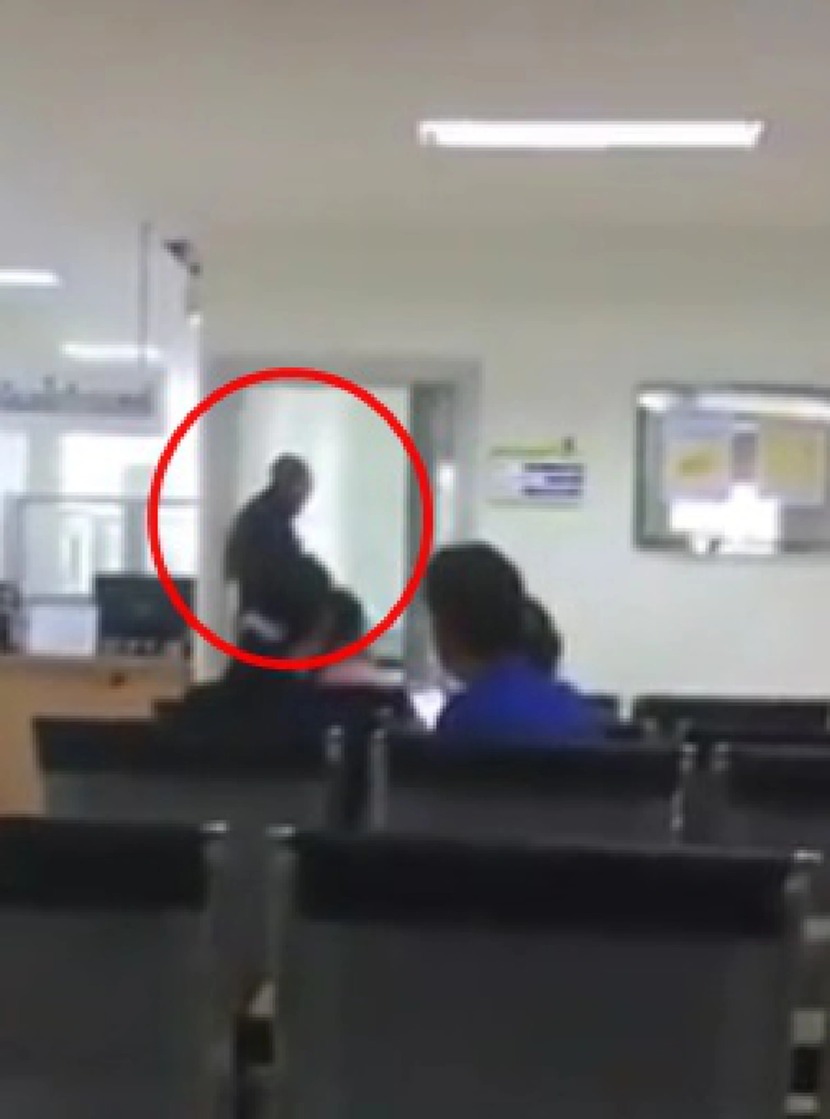 ฟังอีกมุม !!! ฝ่ายหมอขอพูดบ้าง ดราม่าโซเชียลฯ ลุงวัย70ปี ด่าแพทย์-พยาบาลลั่นโรงพยาบาล เหตุไล่ไปรักษาที่อื่น ลั่นหมอก็คน งานก็หนัก !? (คลิป)