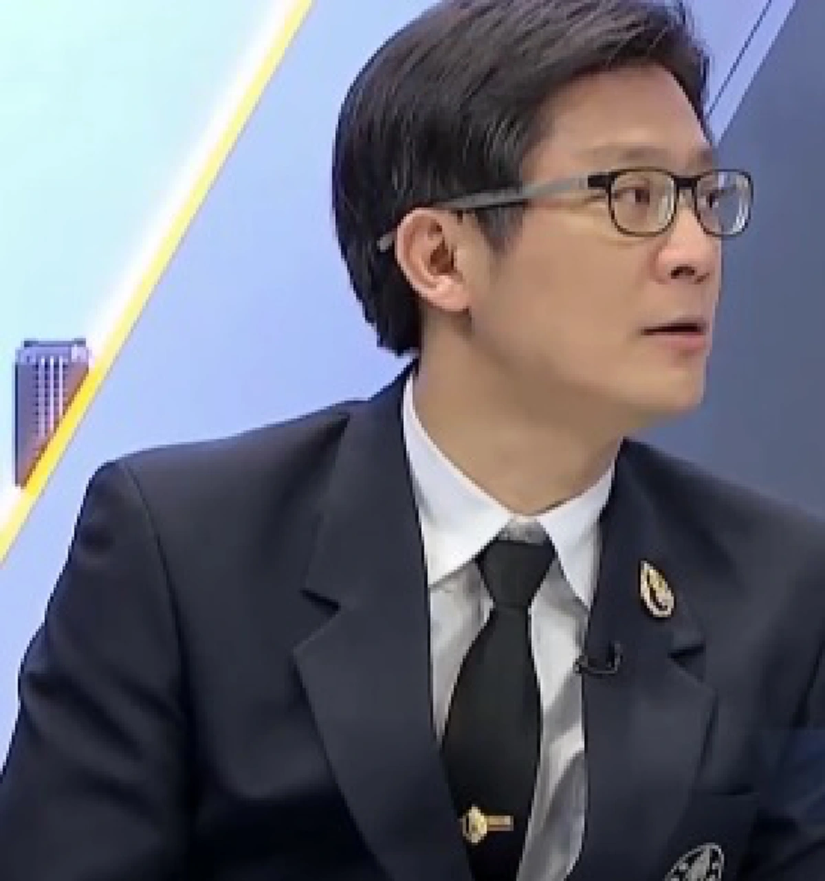 ฟังอีกมุม !!! ฝ่ายหมอขอพูดบ้าง ดราม่าโซเชียลฯ ลุงวัย70ปี ด่าแพทย์-พยาบาลลั่นโรงพยาบาล เหตุไล่ไปรักษาที่อื่น ลั่นหมอก็คน งานก็หนัก !? (คลิป)