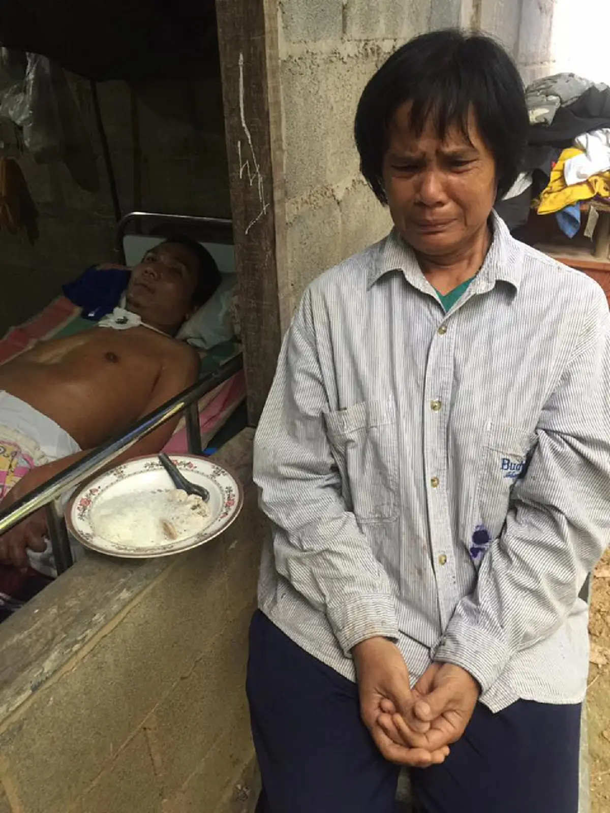 สะเทือนใจ!! ลูกชายพิการแม่ชรายากจน อาศัยกระท่อมบังแดดฝนต้องเดินไปขอข้าววัดให้ลูกชาย หลายครั้งกอดคอกันอด สุดรันทดเป็นลมหน้ามืดข้างหลุมถ่าน!!