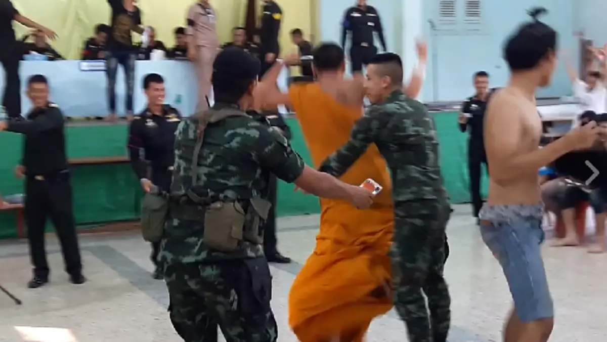 แชร์สนั่น เปิดคลิปวินาที "หลวงพี่ รอดแล้วโยม" หลังทำนิ่งลุ้นจับใบดำใบแดง ก่อนหลุดเฮลั่น เพราะผลที่ได้เป็นแบบนี้ (คลิป)