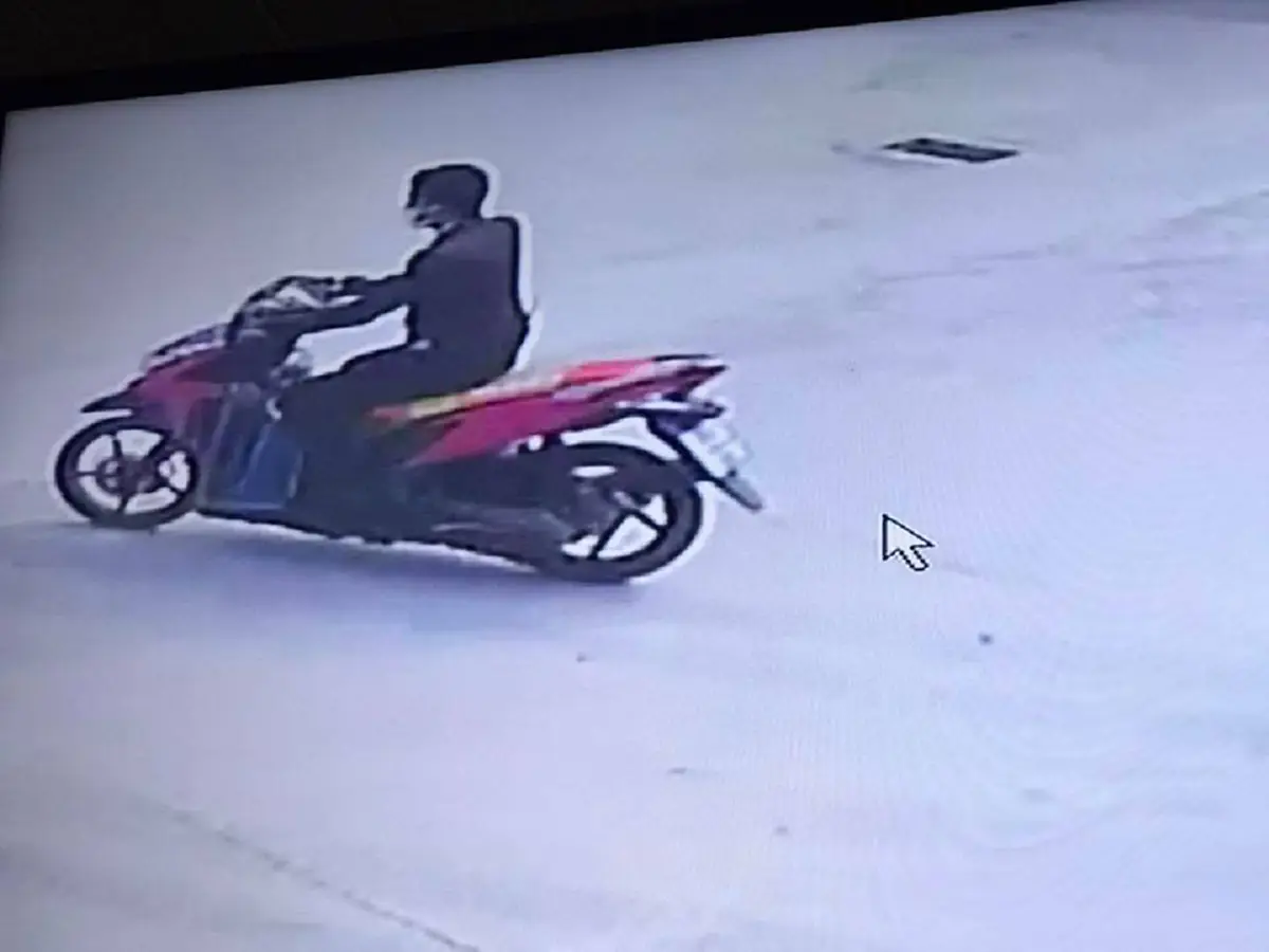 ไม่กลัวบาป!! กล้องจับภาพชายแต่งตัวดี บุกเข้ากุฏิพระด้อมๆ มองๆ หันซ้ายแลขวามีพิรุธสุดท้ายถึงกับอึ้งในวัดแท้ๆ ยังกล้าทำแชร์ต่อหาตัวด่วน (คลิป)