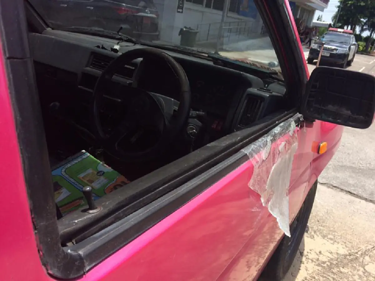 กู้ภัยออกช่วยผู้บาดเจ็บยามค่ำคืน กลับมาที่รถถึงกับผงะโจรใจบาปบุกทุบรถขโมยทรัพย์สิน เปิดวงจรปิดเห็นถึงน้ำตาซึม ชิวไปไหมหัวขโมย (มีคลิป)