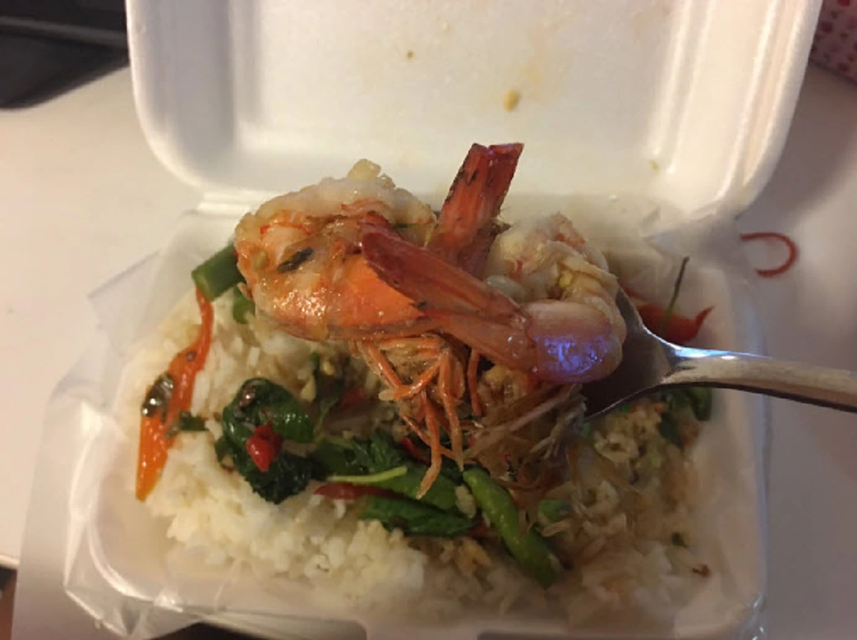 เอาเปรียบเกินไปไหม?? หนุ่มซื้อข้าวกระเพรากุ้งมากิน อยู่ดีๆ เพื่อนทัก กล่องเท่าไหร่พอบอกราคาไปถึงกับสตั๊นเหมาะสมหรือไม่มีกุ้งแค่ 2 ตัว?!?