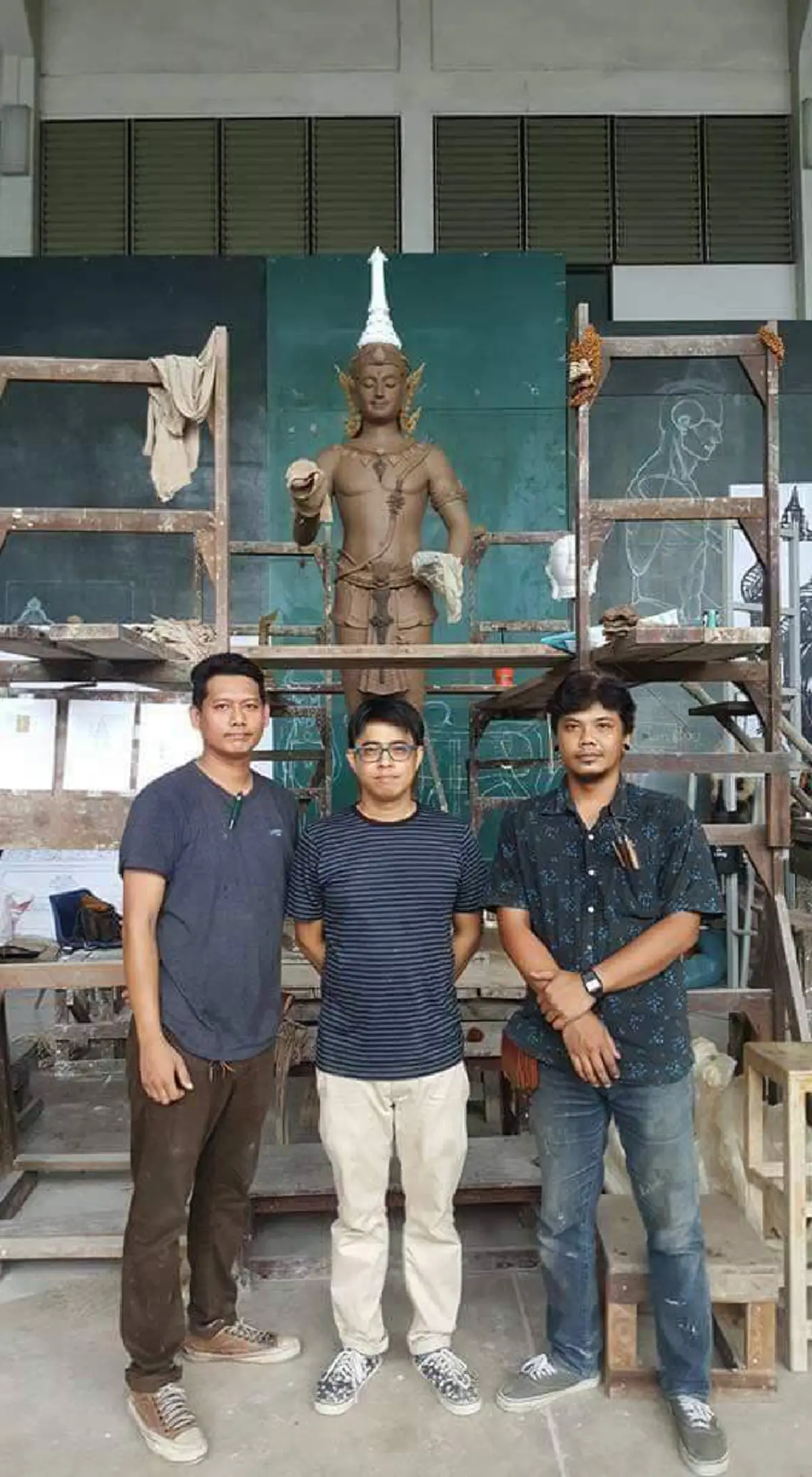 เผยภาพ"พระอินทร์"ประติมากรรมประดับพระเมรุมาศงดงามสมพระเกียรติ จากฝีมือจิตอาสาช่างสิบหมู่ ถวายแด่พ่อหลวงเป็นครั้งสุดท้าย