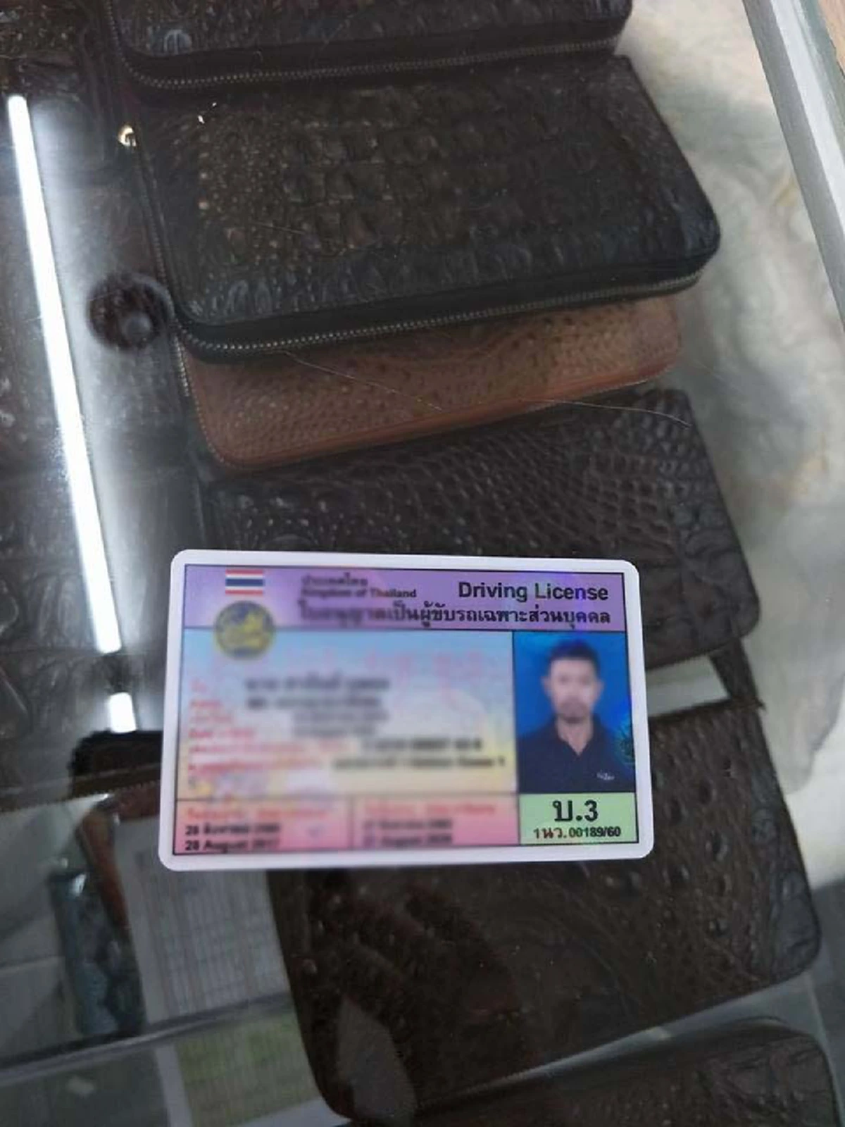 โดนตัวไหนมา!! ชายปริศนาเดินเข้าร้านทำทีมารับสินค้าพูดจาวกวน พีคกว่ายื่นใบขับขี่ให้รูดเงิน วงจรปิดเผยด้อมๆมองๆได้ของแบบไม่ต้องเข้าร้าน (คลิป)