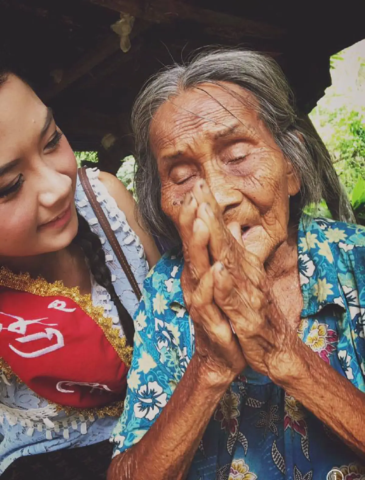 3 ชีวิตไร้ไฟฟ้าหลังคารั่ว กินข้าวเคล้าน้ำฝน หญิงชรา หูตาฝ้าฟางอาศัยกระท่อมไม้ผุพัง ซ้ำลูกสาว-ลูกเขยมือเท้าหงิกงอ ขอแค่มีข้าวกินไปวันๆ (คลิป)
