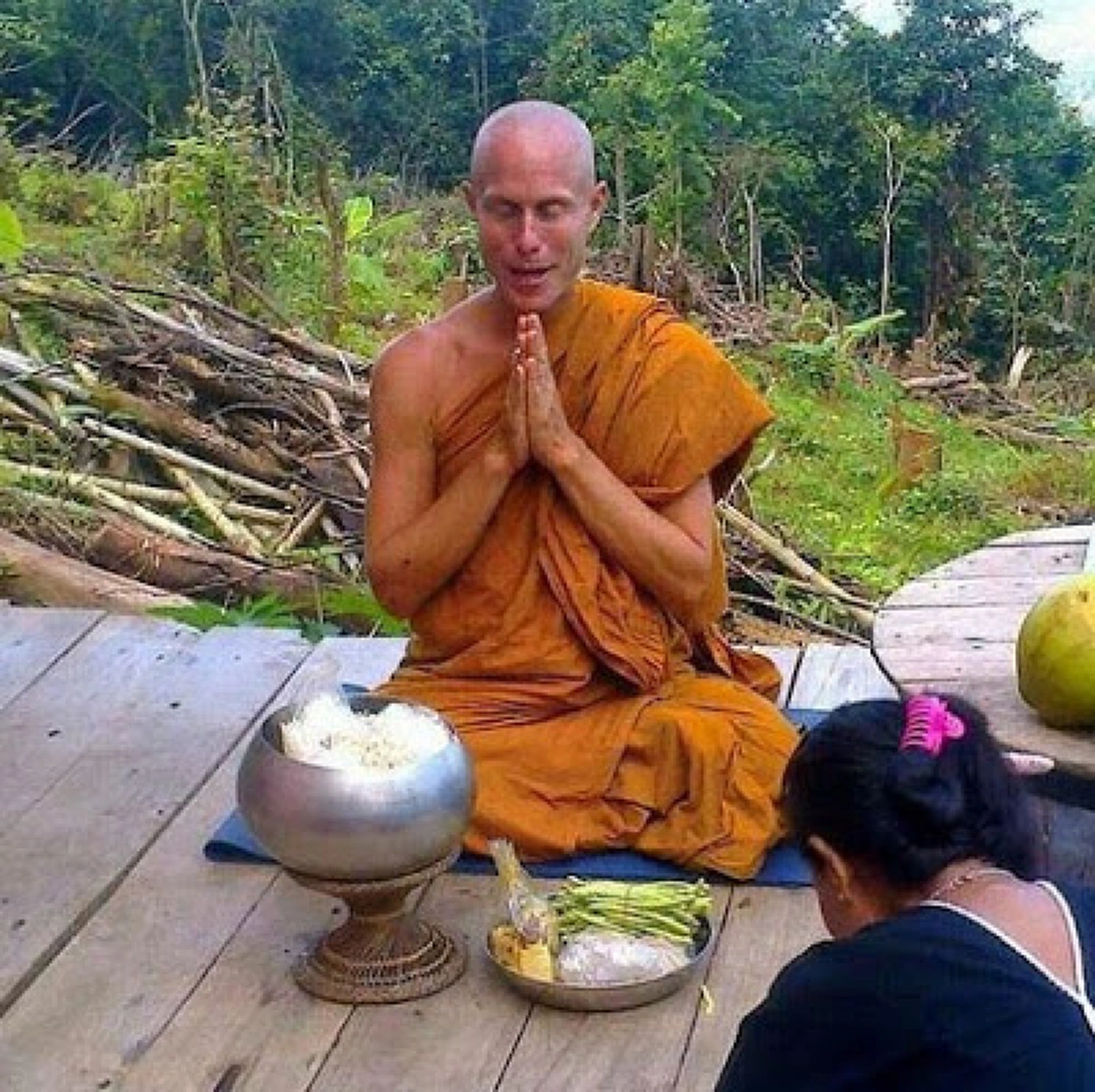 เป็นผู้ขอ...พร้อมเป็นผู้ให้!!! หนุ่มขับรถผ่าน เห็นสิ่งที่ "พระจูเลี่ยน" กำลังปฏิบัติต่อพระสงฆ์รูปอื่น ถึงกับต้องยกมือสาธุรัวๆ (มีคลิป)