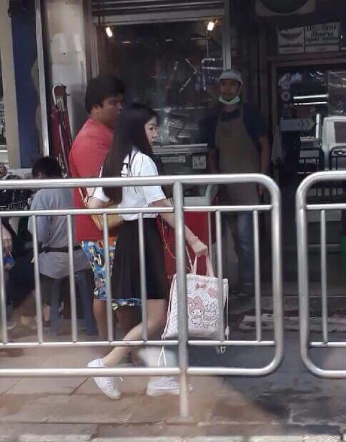 ยกให้ทั้งใจ!! เห็นนักศึกษาสาวเดินจับแขนชายคนหนึ่งอยู่ข้างถนนท่าทางแปลกๆ พอจ้องดีๆ ถึงกับน้ำตาคลอรีบถ่ายภาพลงโซเชียล "หายากนะผู้หญิงแบบนี้"