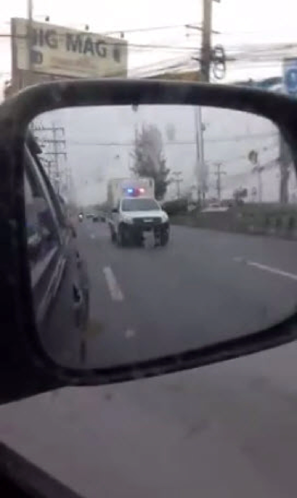 หนุ่มขับรถเห็นคันหลังเปิดไฟขอทางคิดว่ารถพยาบาล ไม่รีรอรีบหลบให้ แต่พอเห็นชัดๆ เท่านั้น ถึงกับอึ้งรีบโพสต์ลงโซเชียลด่วน ต้องขนาดนี้เลยหรือ??