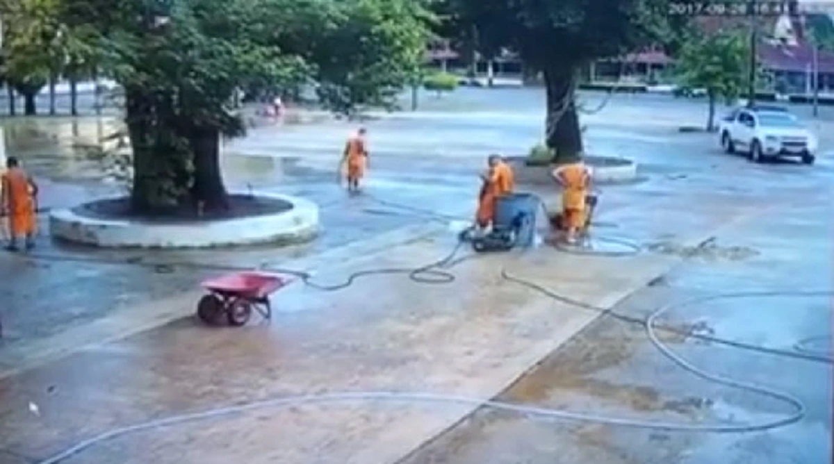 เกือบไปแล้ว!! พระล้างลานวัดอยู่ดีๆ มีรถยนต์ขับเข้ามาแต่จู่ๆ พุ่งใส่ไม่ทันตั้งตัวหลบกันให้วุ่น ยิ่งรู้สาเหตุการมาถึงกับอึ้ง นี่วัดนะ!! (คลิป)