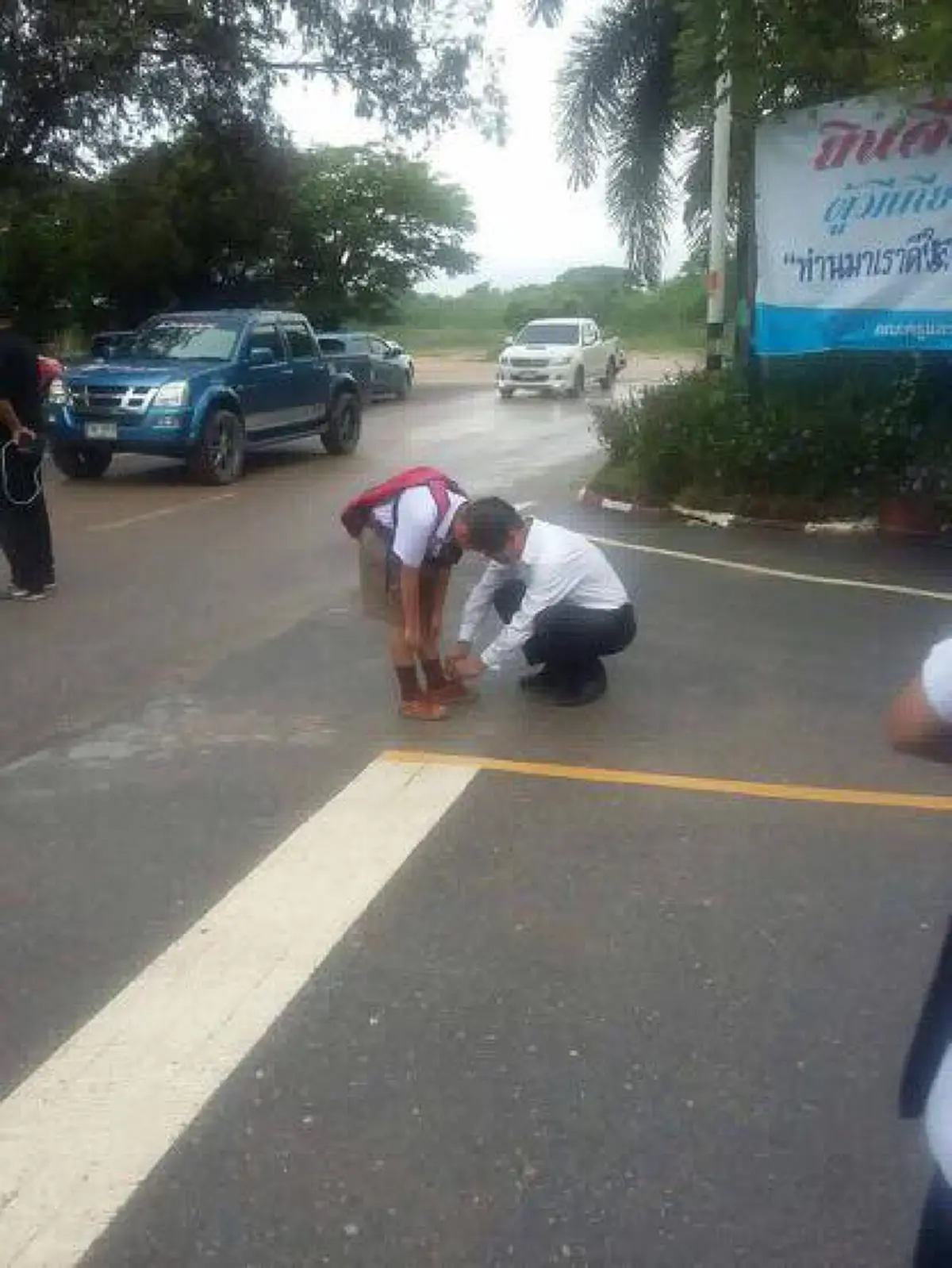 ชื่นหัวใจ!! ผอ. ยืนรอรับนักเรียนตอนเช้า พอเห็นเด็กชายเดินเข้ามารีบก้มลง ทำตกใจทั้งโรงเรียนพอรู้เหตุผลถึงกับน้ำตาซึมโพสต์ลงโซเชียลด่วน!!