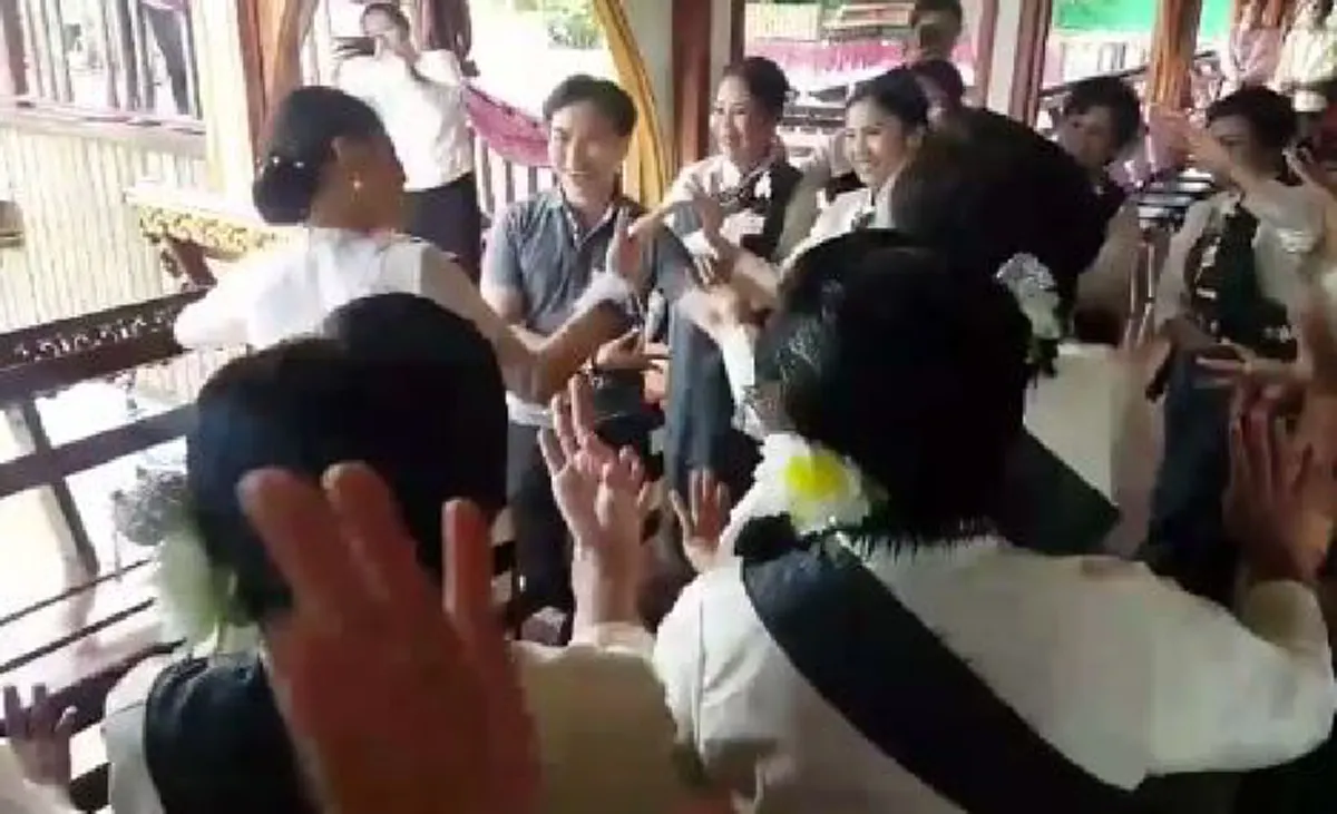 สุดซาบซึ้ง  !!  “พระองค์เจ้าสิริวัณณวรีฯ” ทรงฟ้อนรำไม่ถือพระองค์ กับผู้ร่วมรับเสด็จ จ.อุบลราชธานี ...บุญของคนไทยที่ได้เห็น (มีคลิป)