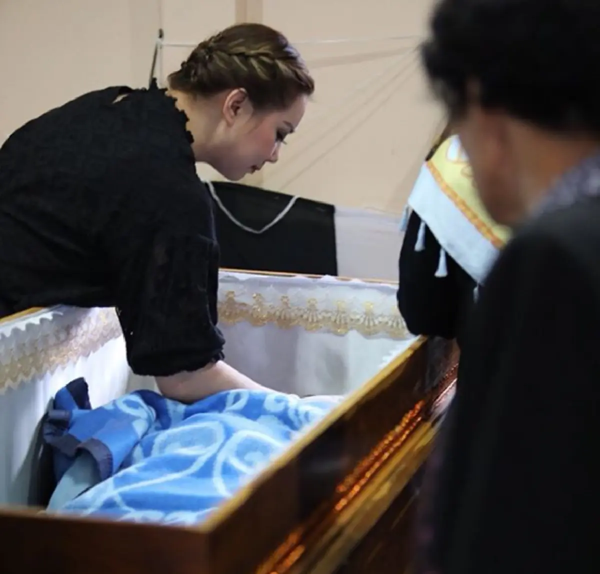 นับถือใจสุดๆ!!! "บุ๋ม ปนัดดา" ทุ่มสุดตัว แต่งหน้าศพครั้งแรกให้เพื่อนสนิท ก่อนเอ่ยคำซึ้งทิ้งท้าย...ชีวิตคนเราก็เท่านี้ ฟังแล้วน้ำตาไหล!?