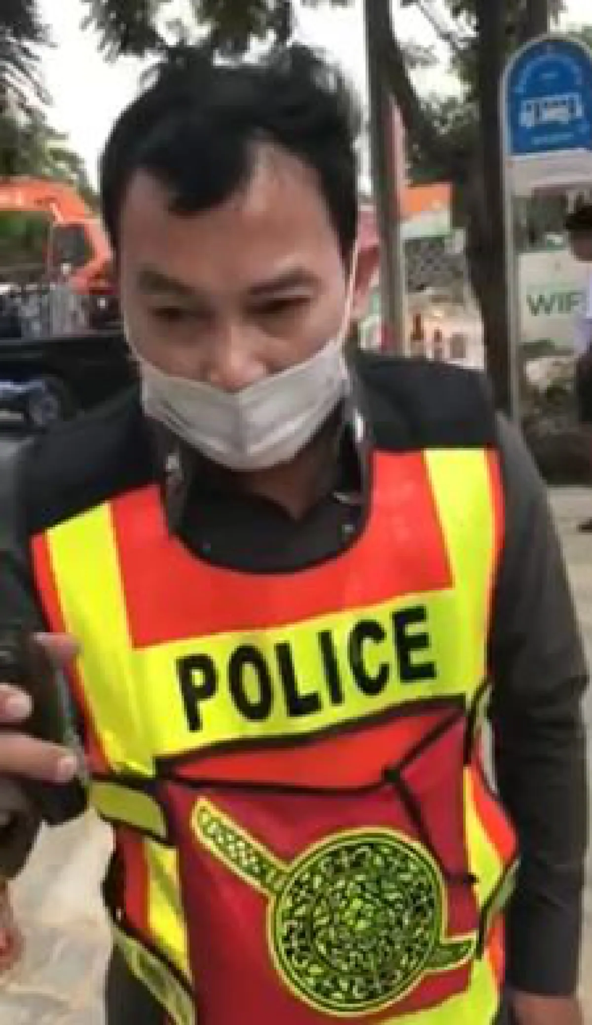 เห็นแล้วอึ้ง !?!?  หนุ่มโพสต์แฉ"ตำรวจ"โชว์สกิลพันมือ ฉกใบขับขี่ หายวับไปกับตา....เช็คดูแล้วมีแววคดีพลิก (มีคลิป)