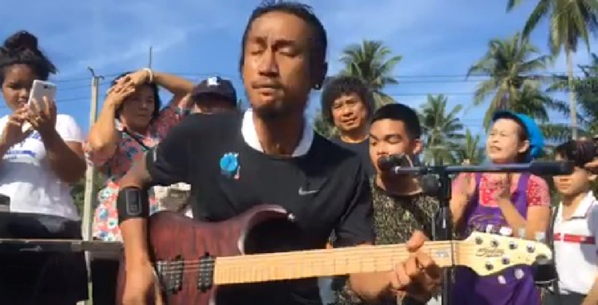 อาทิวราห์...เซอร์วิส !!! "ตูน บอดี้สแลม" ร่วมเเจมกีต้าร์เพลง "เรือเล็กควรออกจากฝั่ง" กับกลุ่มน้องๆอำเภอหลังสวน สมใจฝันสู้วิ่งตามมากว่า 3วัน!