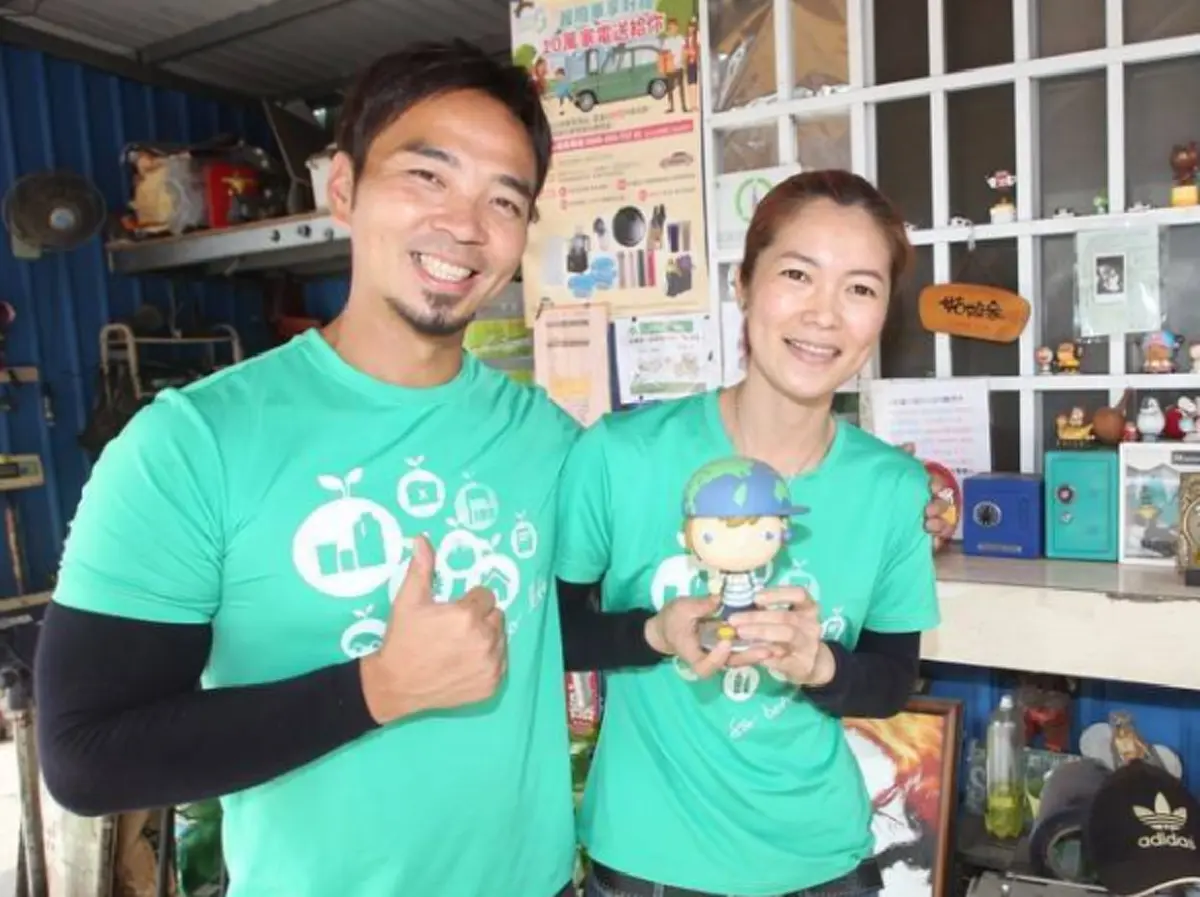 ขุมสมบัติแท้ๆ!! "ขยะมีมูลค่า" ชายวัย 32 ลาออกจากครูประถมเป็น "คนเก็บขยะ" รายได้ทะลุปีละ 10 ล้านบาท เผยแนวคิดสุดเจ๋ง!! (รายละเอียด)