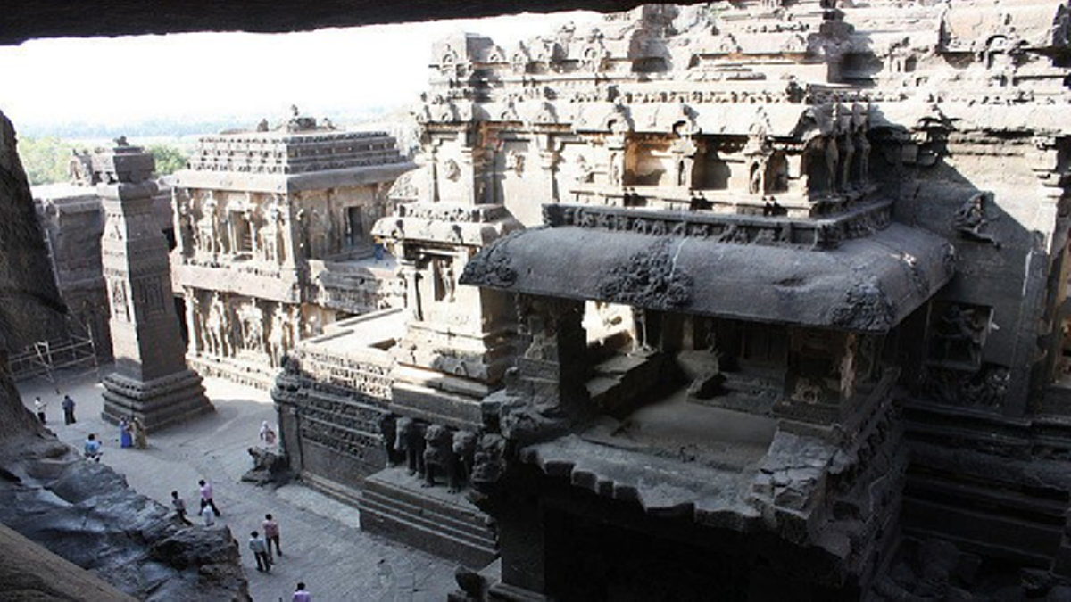 ขลังเหมือนหลุดอยู่ในโลกเวทมนต์!! เปิดภาพวิหารมหัศจรรย์ "The Kailasa Temple" สร้างเหมือนเขาไกรลาส จาก "ก้อนหินยักษ์" เพียงก้อนเดียว !!