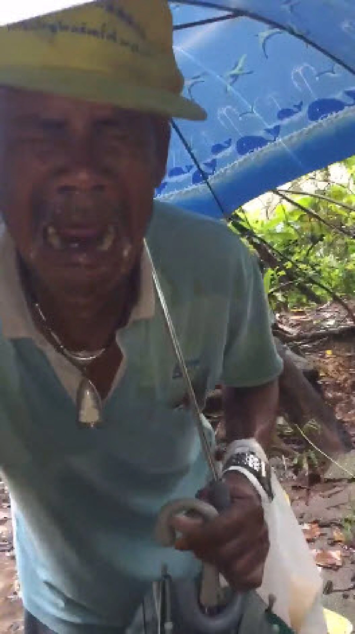 "หิวหรอคะ??" สุดกลั้นน้ำตาสาวเจอชายชราเดินตากฝนอยู่ข้างทางท่าทีแปลกๆ เดินเข้าไปทักถึงกับอึ้ง ลุงร้องไห้โฮ!! (มีคลิป)